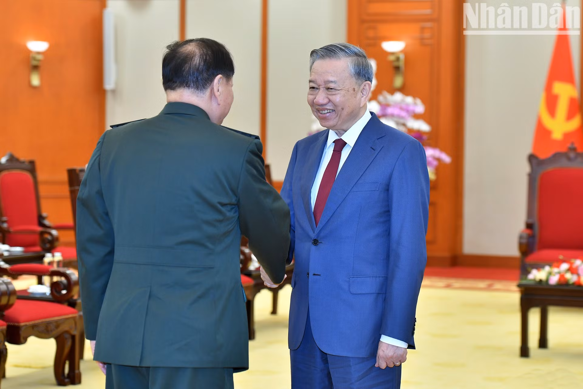 El secretario general del Partido Comunista de Vietnam, To Lam, y el teniente general Zhang Youxia, vicepresidente de la Comisión Militar Central de China.