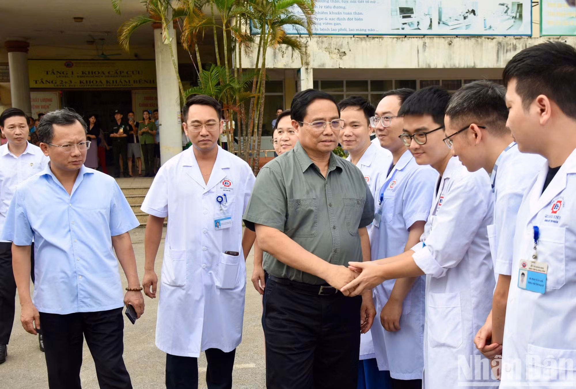 Minh Chinh alienta a los médicos del Hospital General de Quang Ninh. Minh Chinh alienta a los médicos del Hospital General de Quang Ninh.
