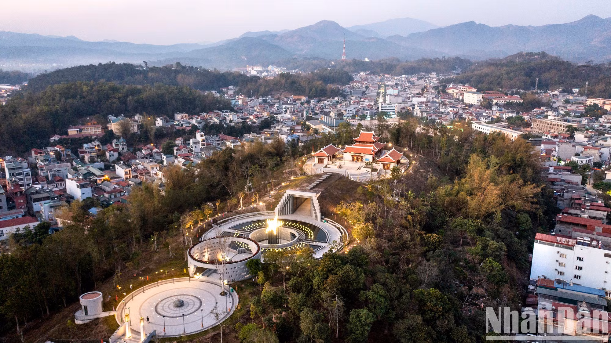 El templo de los mártires en el campo de batalla de Dien Bien Phu se inaugura en 2021.