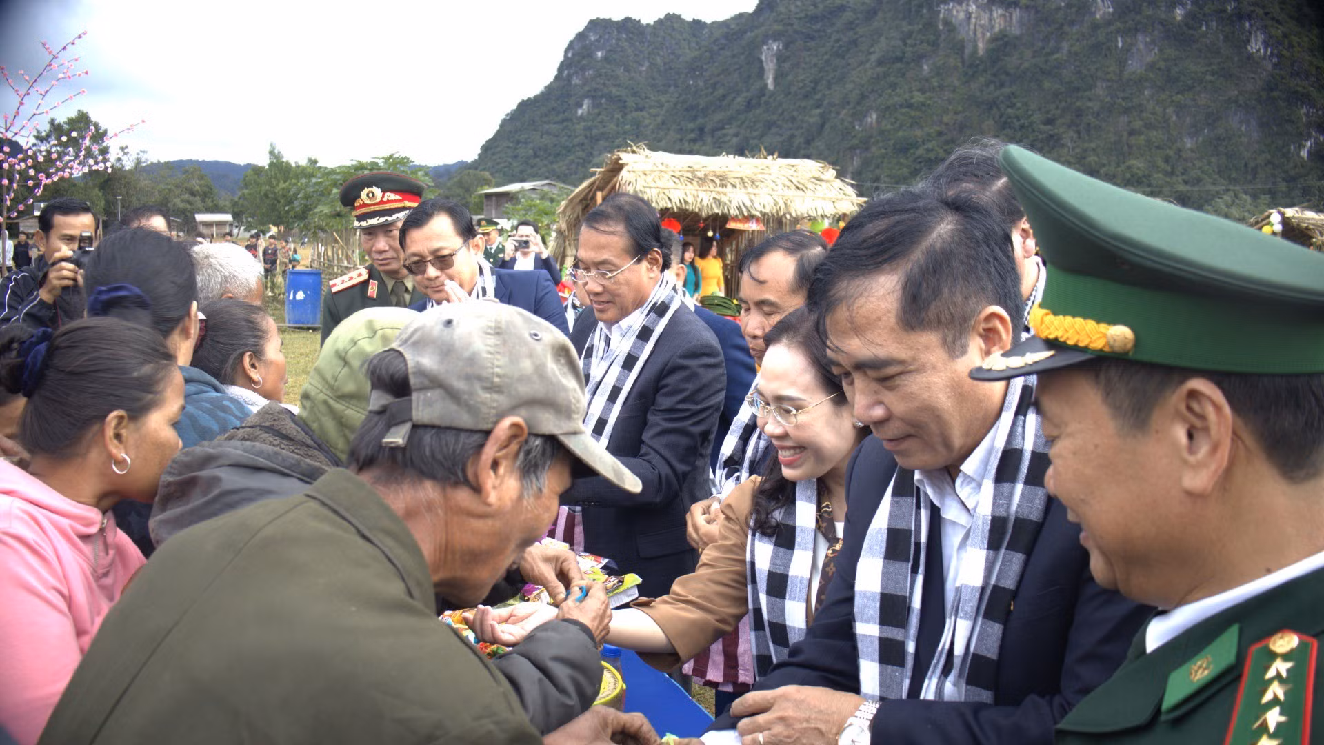 La ceremonia del baci (atar un hilo escarlata alrededor de la muñeca para traer suerte) es una costumbre del pueblo laosiano que muestra la hospitalidad hacia los invitados. La ceremonia del baci (atar un hilo escarlata alrededor de la muñeca para traer suerte) es una costumbre del pueblo laosiano que muestra la hospitalidad hacia los invitados.
