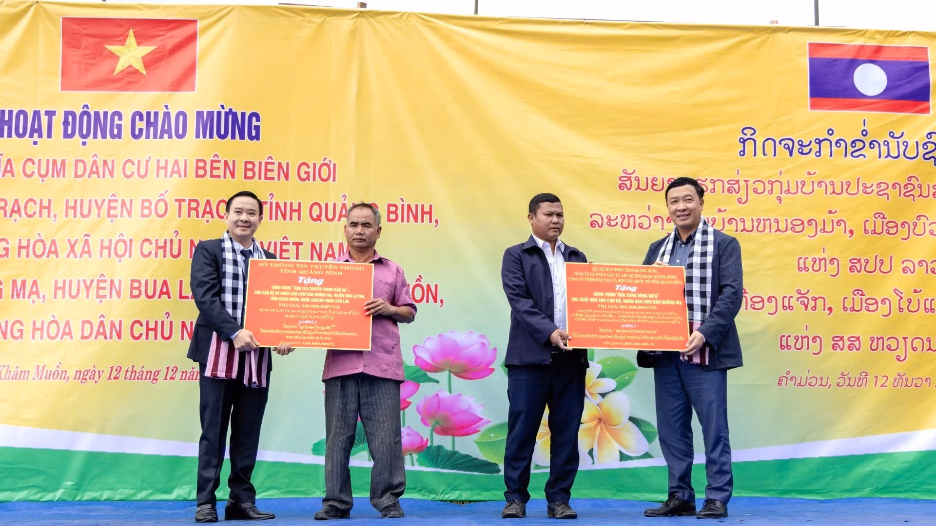Entidades y empresas de la provincia vietnamita de Quang Binh entregan obras civiles y cientos de regalos a los residentes de la aldea laosiana de Noong Ma. Entidades y empresas de la provincia vietnamita de Quang Binh entregan obras civiles y cientos de regalos a los residentes de la aldea laosiana de Noong Ma.