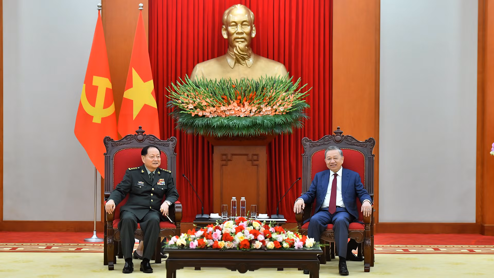 [Foto] Máximo dirigente partidista vietnamita recibe a vicepresidente de la Comisión Militar Central de China