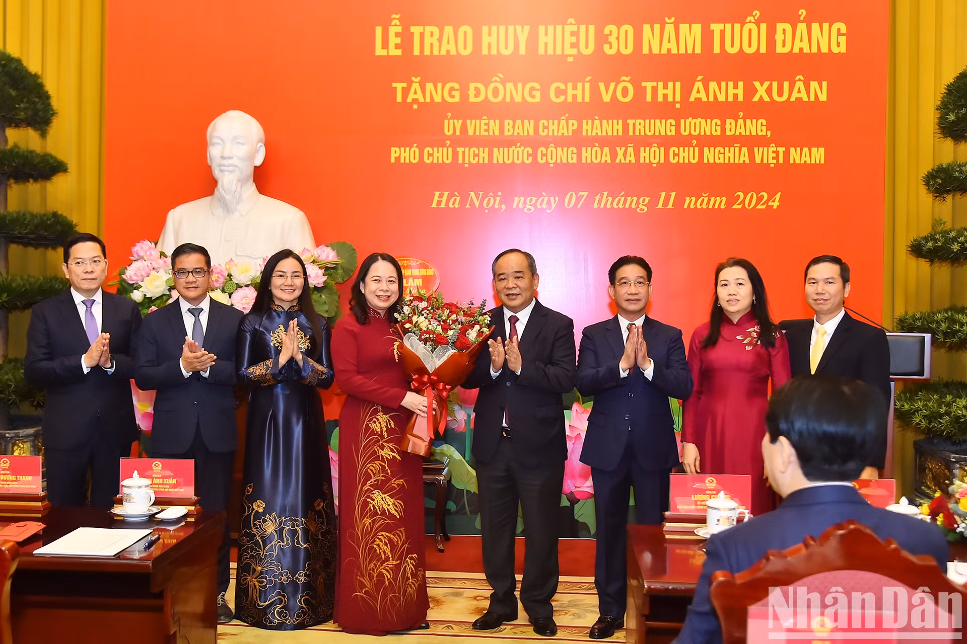 El Comité del Partido de la Oficial Presidencial felicita a la Anh Xuan. El Comité del Partido de la Oficial Presidencial felicita a la Anh Xuan.