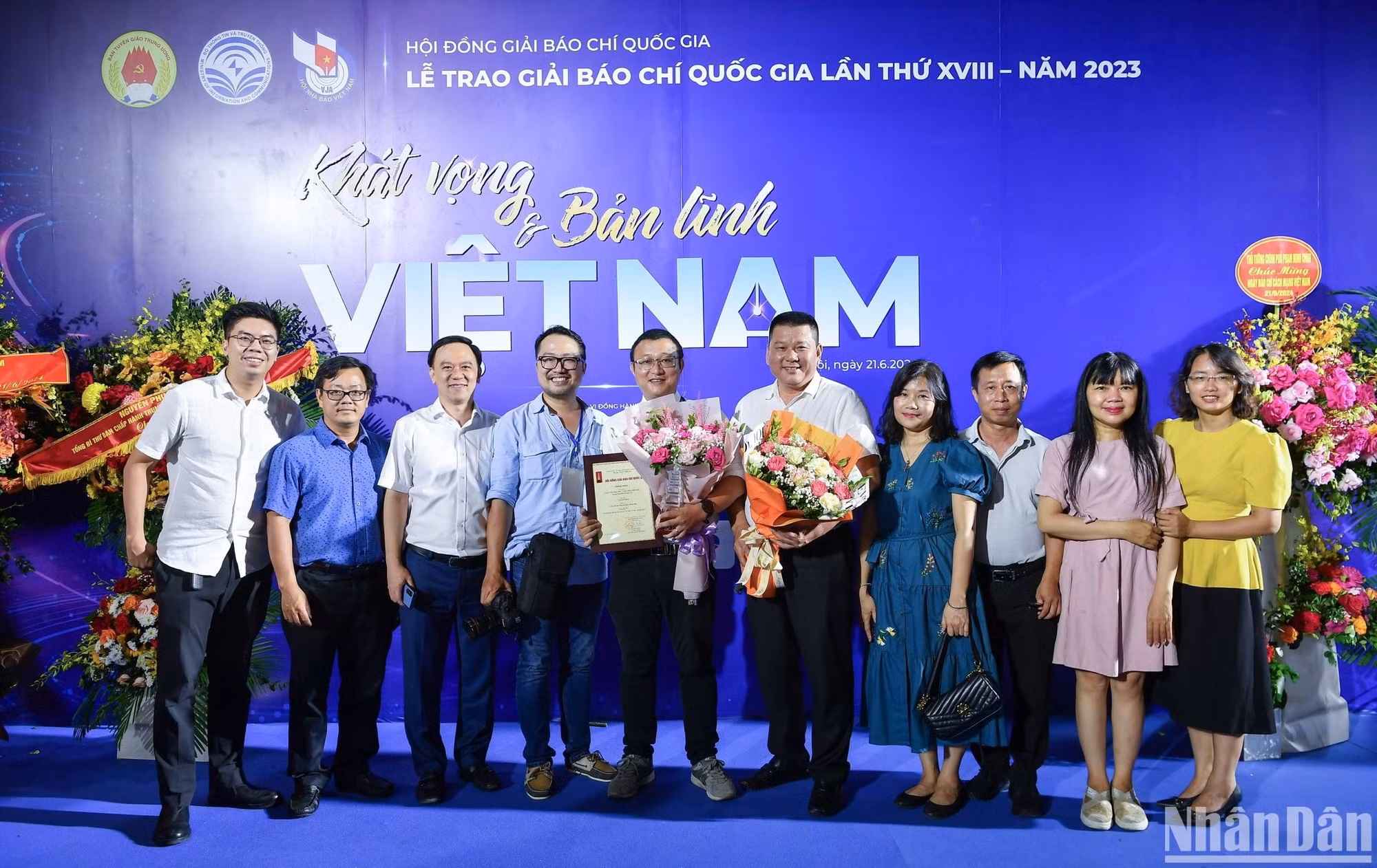 La Asociación de Periodistas de Nhan Dan tiene el honor de recibir dos premios B, cuatro premios C y dos de consolación, incluida la serie "Minas terrestres: la guerra subterránea de los cien años" del autor Tran Son Bach (Nhan Dan digital, premio C). La Asociación de Periodistas de Nhan Dan tiene el honor de recibir dos premios B, cuatro premios C y dos de consolación, incluida la serie "Minas terrestres: la guerra subterránea de los cien años" del autor Tran Son Bach (Nhan Dan digital, premio C).