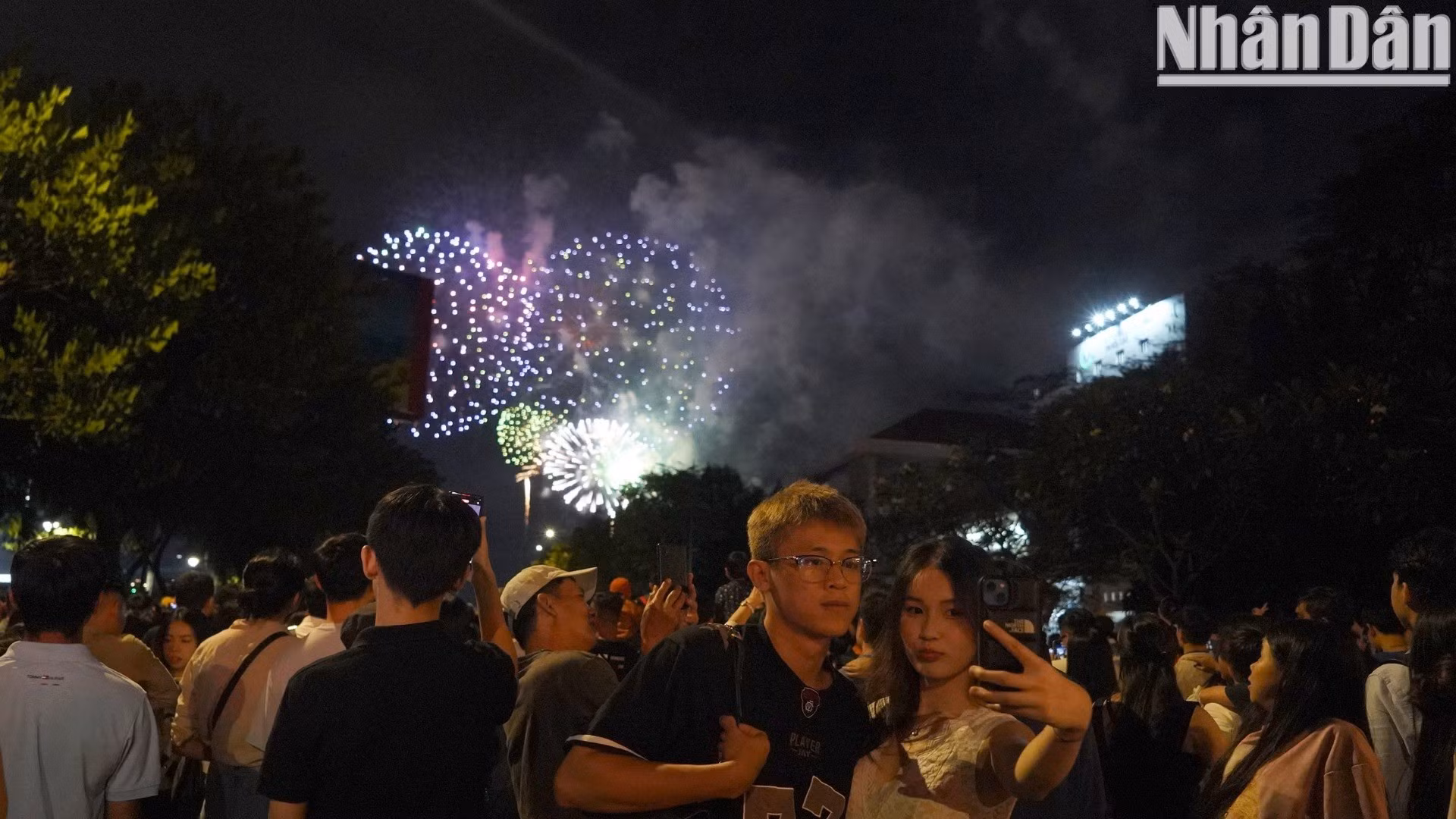 El ambiente de bienvenida al Año Nuevo 2025 en Ciudad Ho Chi Minh transcurre en un tiempo fresco. Con motivo de la ocasión, la metrópolis celebra numerosos programas artísticos en muchos locales de ocio.