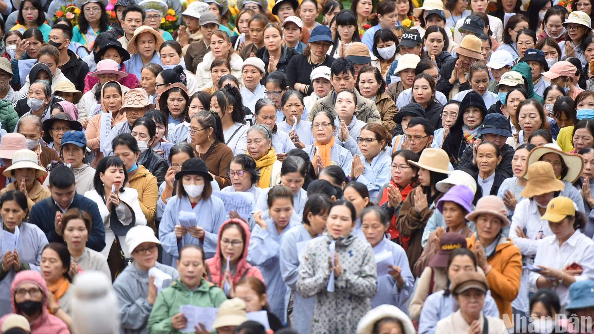 Miles de budistas, ciudadanos y turistas oran por la paz y la prosperidad de la nación, así como por la seguridad, la felicidad y el éxito de sus familias.