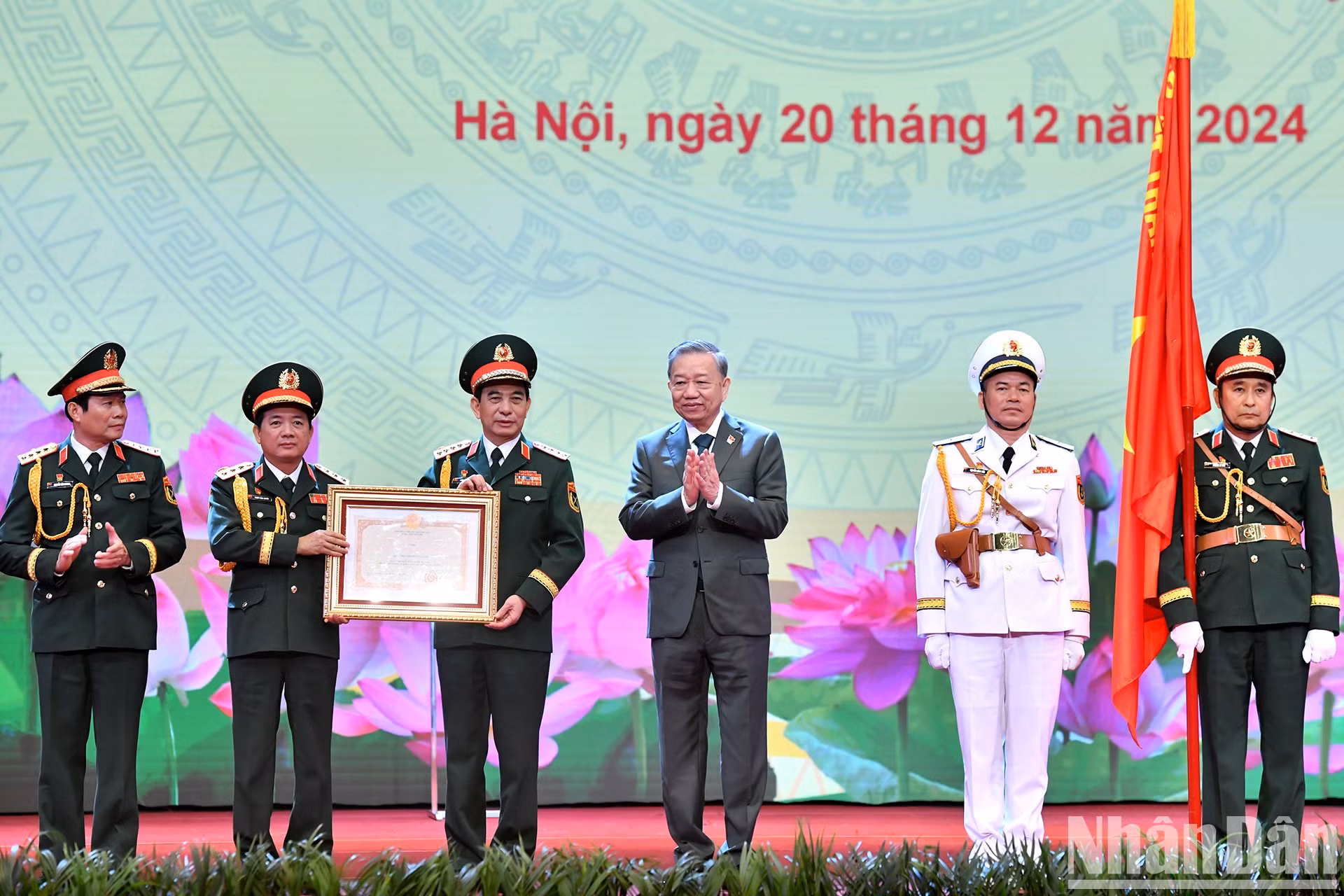El secretario general del Partido Comunista de Vietnam, To Lam, entrega la Orden de Ho Chi Minh al Ejército Popular de Vietnam.