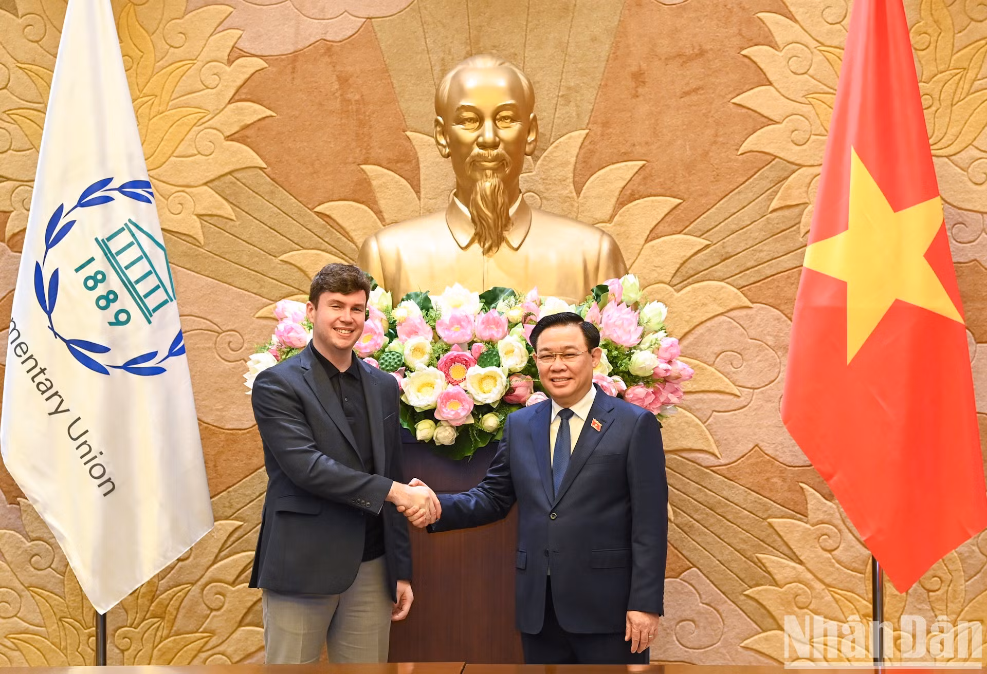 El dirigente legislativo vietnamita y Dan Carden, presidente del Foro de Jóvenes Parlamentarios de la UIP.