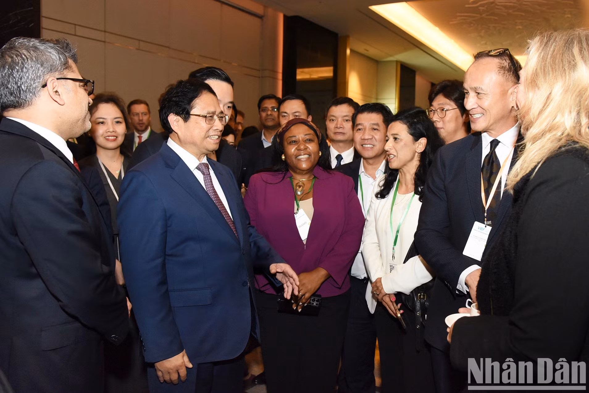 El jefe de Gobierno vietnamita habla con los participantes.