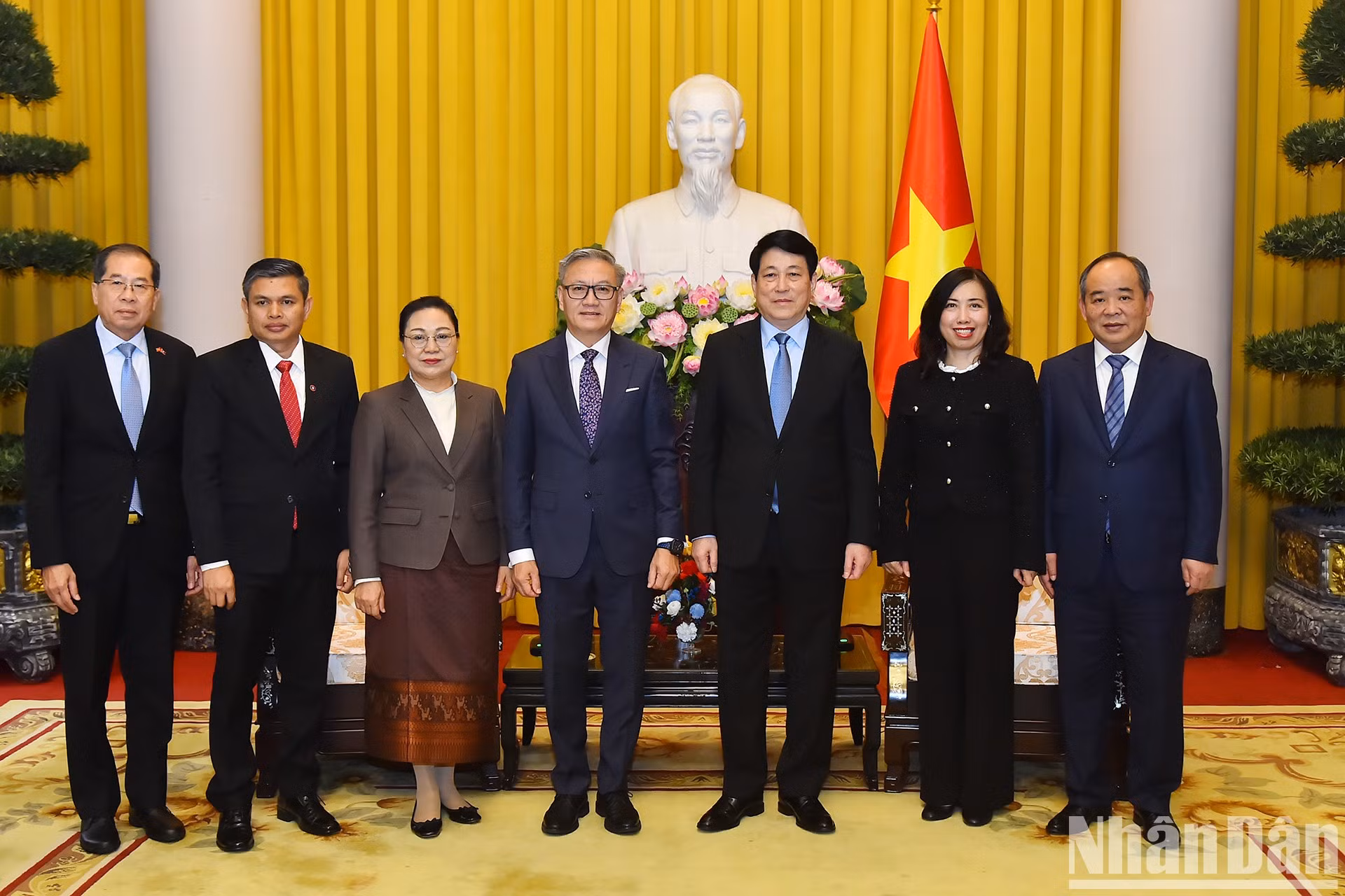 El presidente de Vietnam, Luong Cuong, el ministro de Relaciones Exteriores de Laos, Thongsavanh Phomvihane, y los delegados. El presidente de Vietnam, Luong Cuong, el ministro de Relaciones Exteriores de Laos, Thongsavanh Phomvihane, y los delegados.
