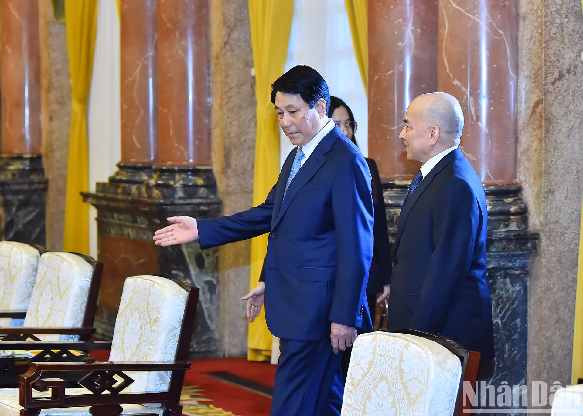 El rey de Camboya, Norodom Sihamoni, se encuentra de visita de Estado en Vietnam del 28 al 29 de noviembre en respuesta a la invitación del presidente vietnamita, Luong Cuong.