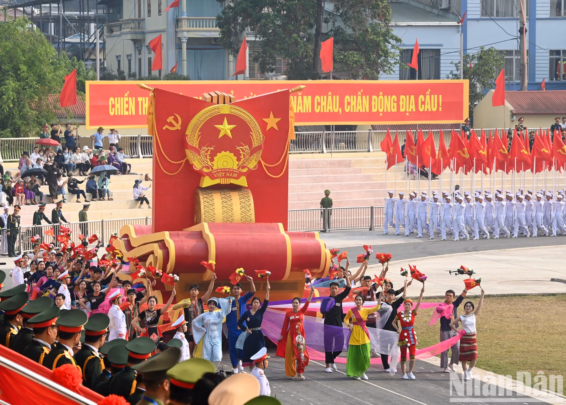 La procesión del emblema nacional de Vietnam.