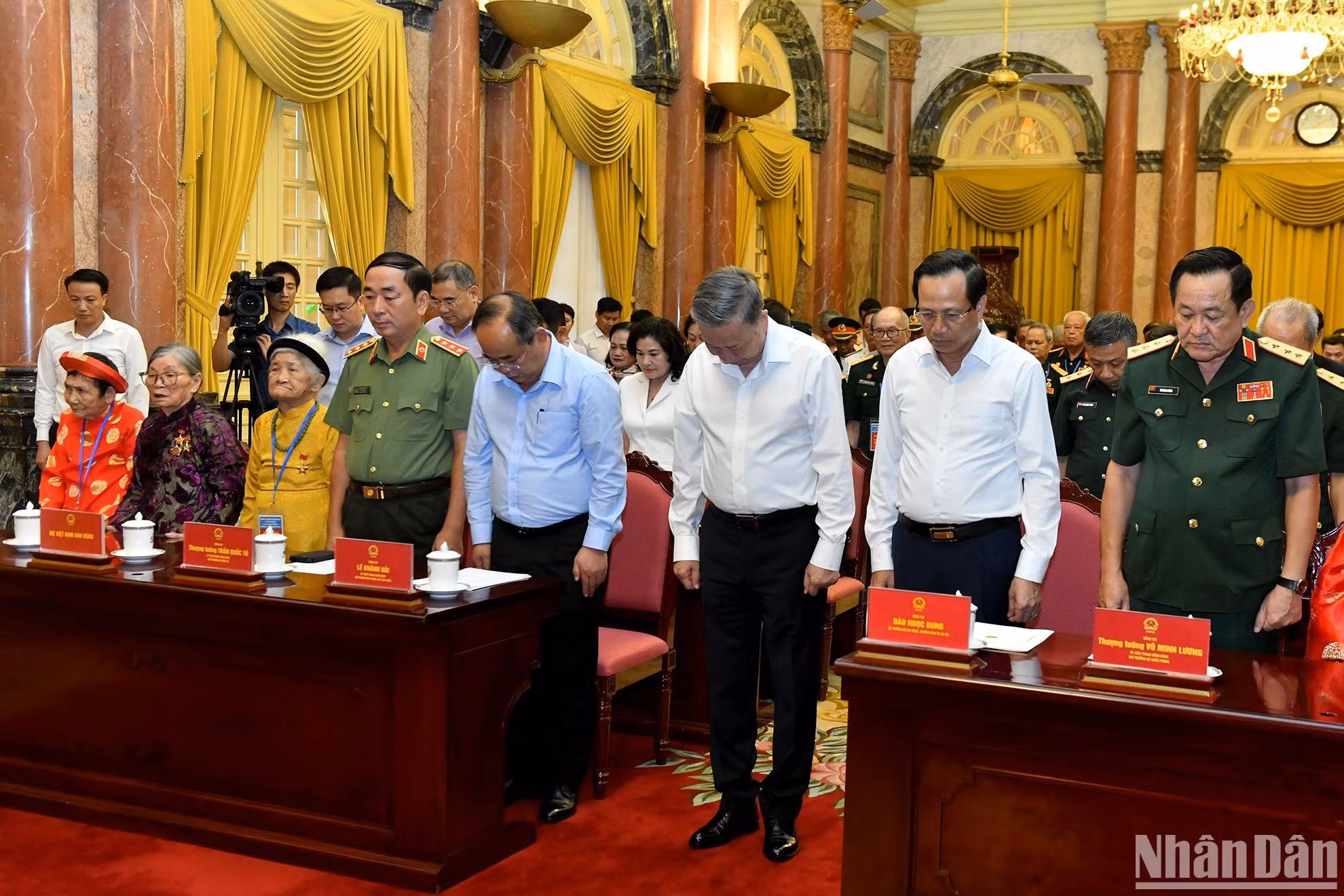El presidente vietnamita, To Lam, y los delegados realizan un acto en memoria del secretario general del Partido, Nguyen Phu Trong.