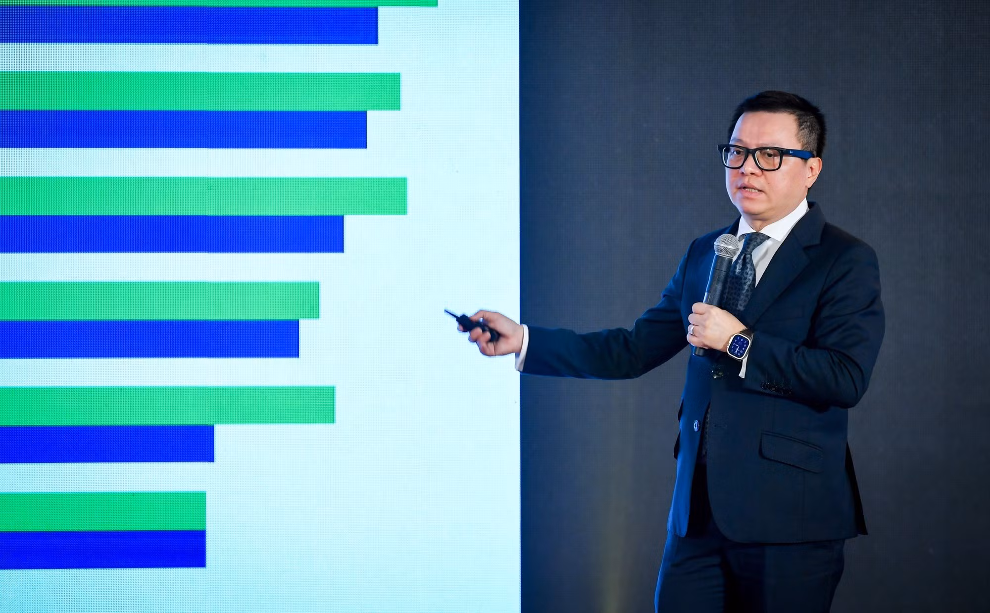 Le Quoc Minh, presidente-editor del periódico Nhan Dan, subjefe de la Comisión de Comunicación y Educación y presidente de la Asociación de Periodistas de Vietnam, afirma que la prensa se enfrenta actualmente a grandes retos y oportunidades. Le Quoc Minh, presidente-editor del periódico Nhan Dan, subjefe de la Comisión de Comunicación y Educación y presidente de la Asociación de Periodistas de Vietnam, afirma que la prensa se enfrenta actualmente a grandes retos y oportunidades.