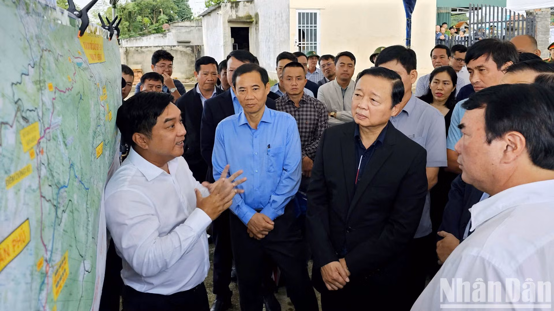El presidente de la junta directiva de la sociedad anónima del grupo Deo Ca, Ho Minh Hoang, informa sobre los últimos avances del proyecto de la autopista Tan Phu-Bao Loc.