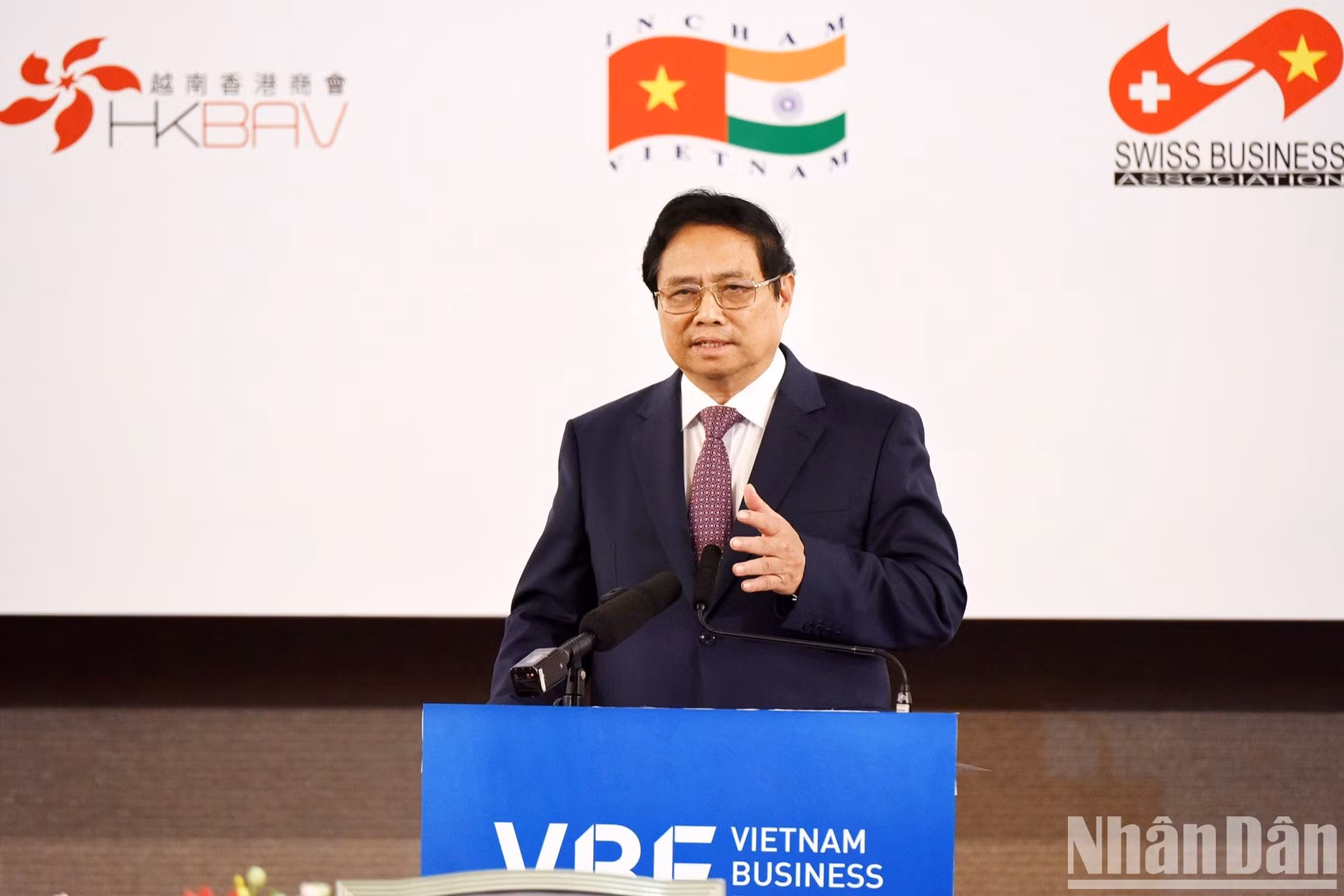 Minh Chinh pronuncia un discurso.