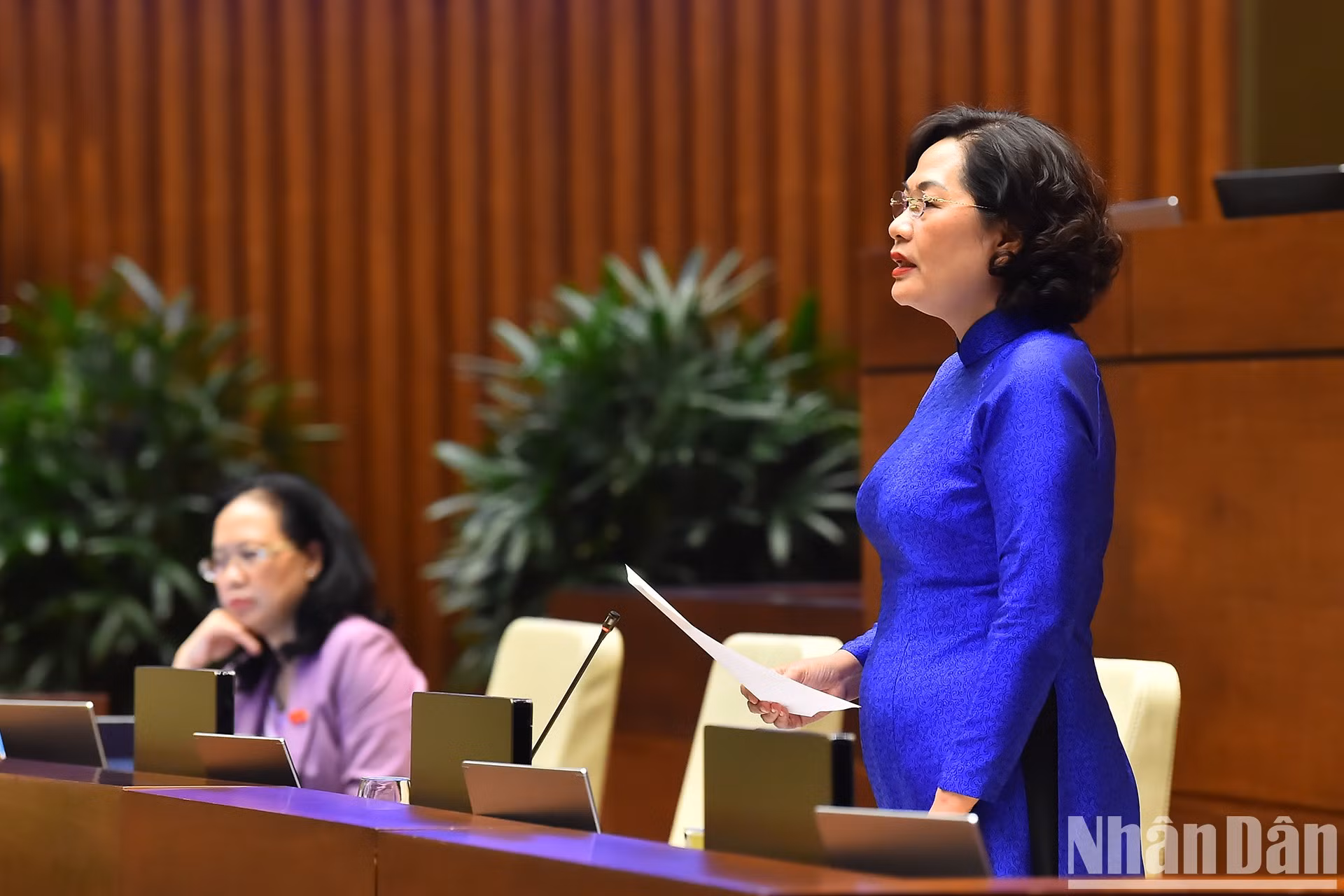 La gobernadora del Banco Estatal de Vietnam, Nguyen Thi Hong, responde a las preguntas de los diputados sobre el funcionamiento de la política monetaria para controlar la inflación en medio de los desafíos económicos mundiales; gestión estatal del mercado del oro y divisas; apoyo a préstamos y exención y reducción de tasas de interés para pobladores y empresas para recuperar la producción y los negocios después de la pandemia de Covid-19 y los desastres naturales. La gobernadora del Banco Estatal de Vietnam, Nguyen Thi Hong, responde a las preguntas de los diputados sobre el funcionamiento de la política monetaria para controlar la inflación en medio de los desafíos económicos mundiales; gestión estatal del mercado del oro y divisas; apoyo a préstamos y exención y reducción de tasas de interés para pobladores y empresas para recuperar la producción y los negocios después de la pandemia de Covid-19 y los desastres naturales.