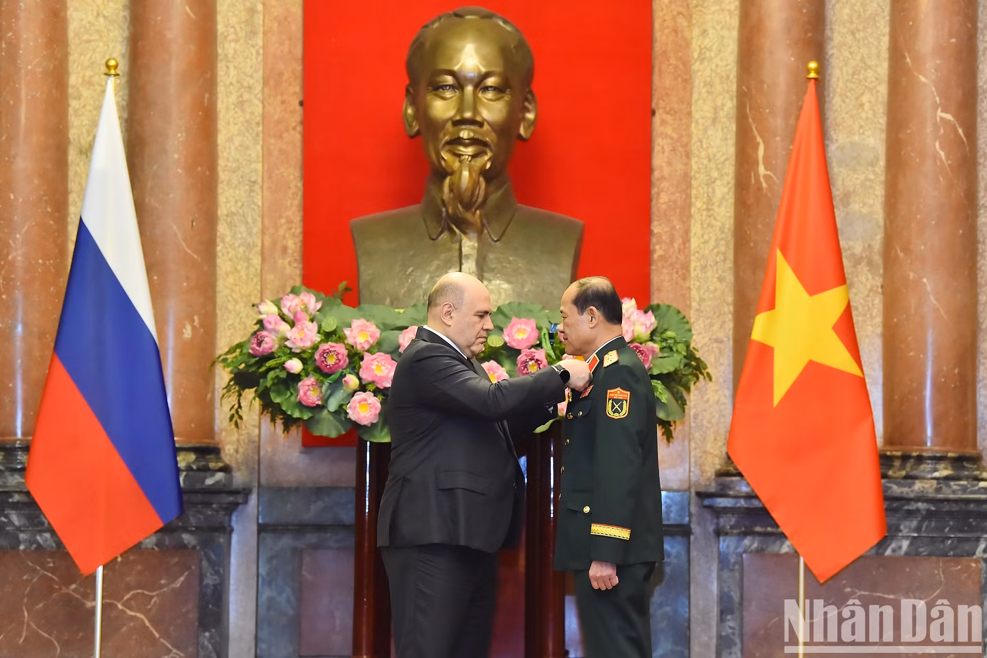 El primer ministro ruso, Mijaíl Vladimirovich Mishustin, entrega la Medalla de la Amistad del Estado de Rusia al teniente general Be Xuan Truong, exviceministro de Defensa Nacional y presidente de la Asociación de Veteranos de Vietnam.