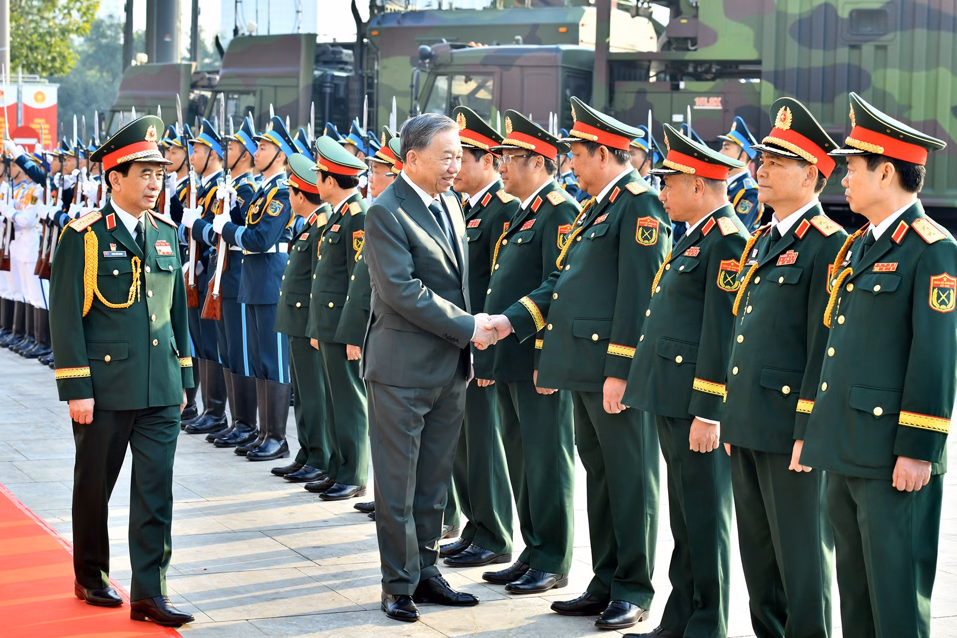 El secretario general del Partido Comunista de Vietnam, To Lam, y los líderes de la Comisión Militar Central y el Ministerio de Defensa.
