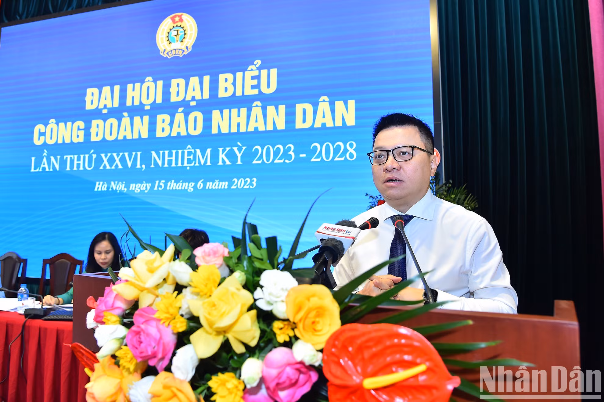 El presidente-editor del periódico Nhan Dan, subjefe de la Comisión de Comunicación y Educación del Comité Central del Partido Comunista de Vietnam y titular de la Asociación de Periodistas del país, Le Quoc Minh, interviene en la cita.