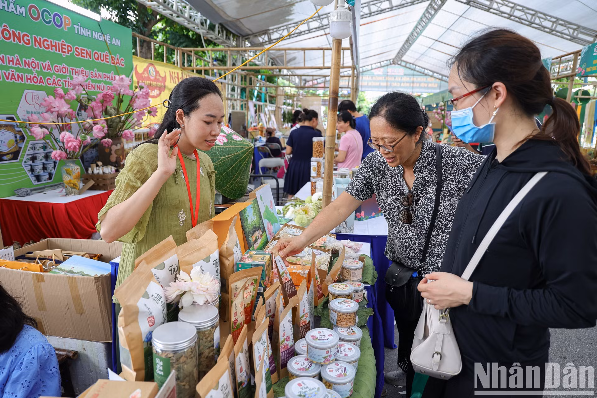 El evento cuenta con más de 100 pabellones de 33 provincias y ciudades del país que exhiben más de mil productos OCOP y especialidades locales. El evento cuenta con más de 100 pabellones de 33 provincias y ciudades del país que exhiben más de mil productos OCOP y especialidades locales.