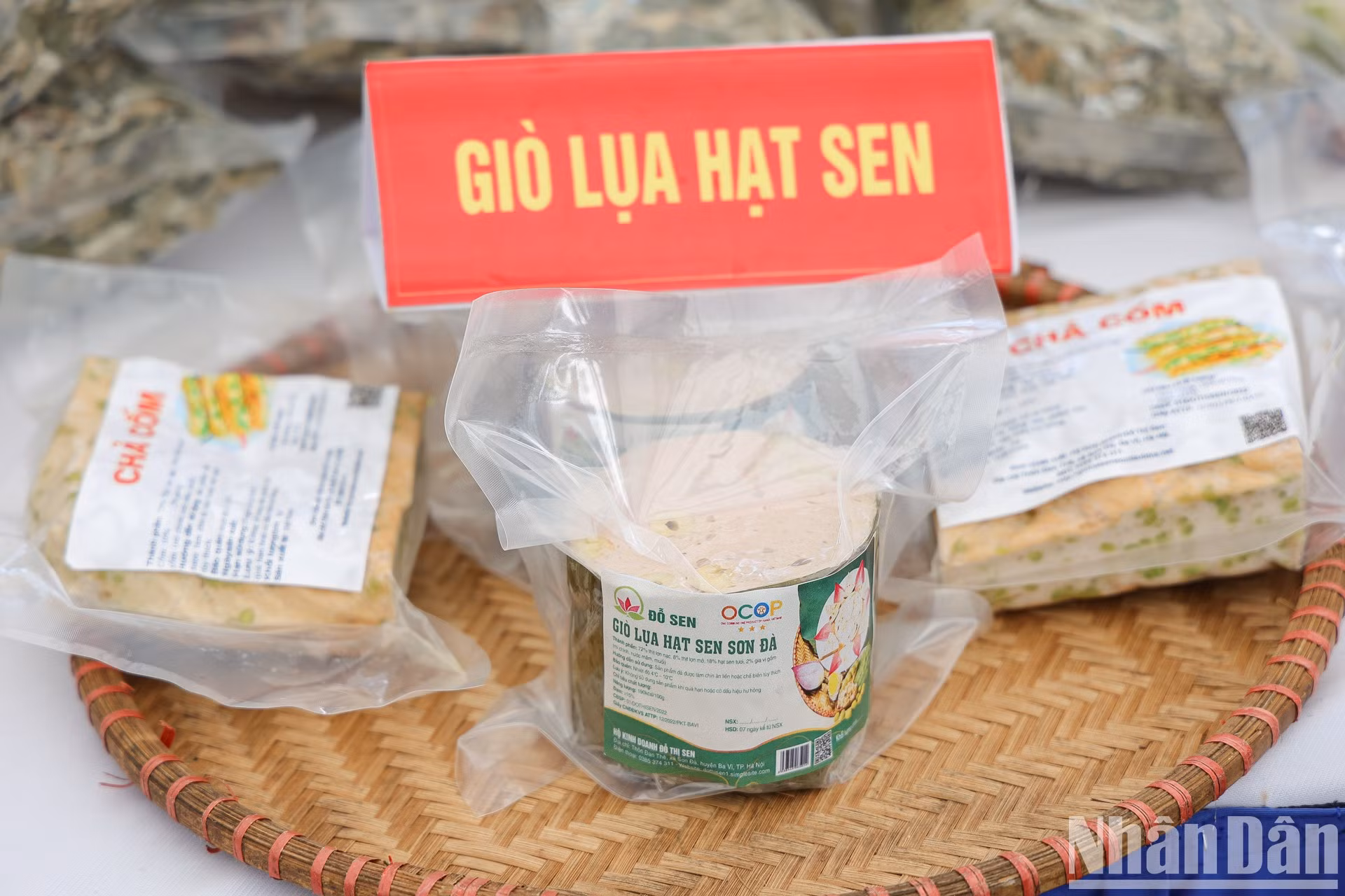 Además de las raíces, las semillas de loto se procesan para convertirlas en platos deliciosos y nutritivos. Además de las raíces, las semillas de loto se procesan para convertirlas en platos deliciosos y nutritivos.