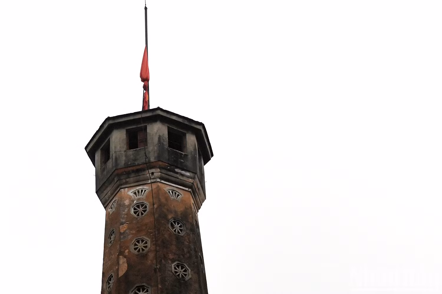 El gesto de homenaje se realiza en la Torre de la Bandera de Hanói, un monumento simbólico de la capital. El gesto de homenaje se realiza en la Torre de la Bandera de Hanói, un monumento simbólico de la capital.