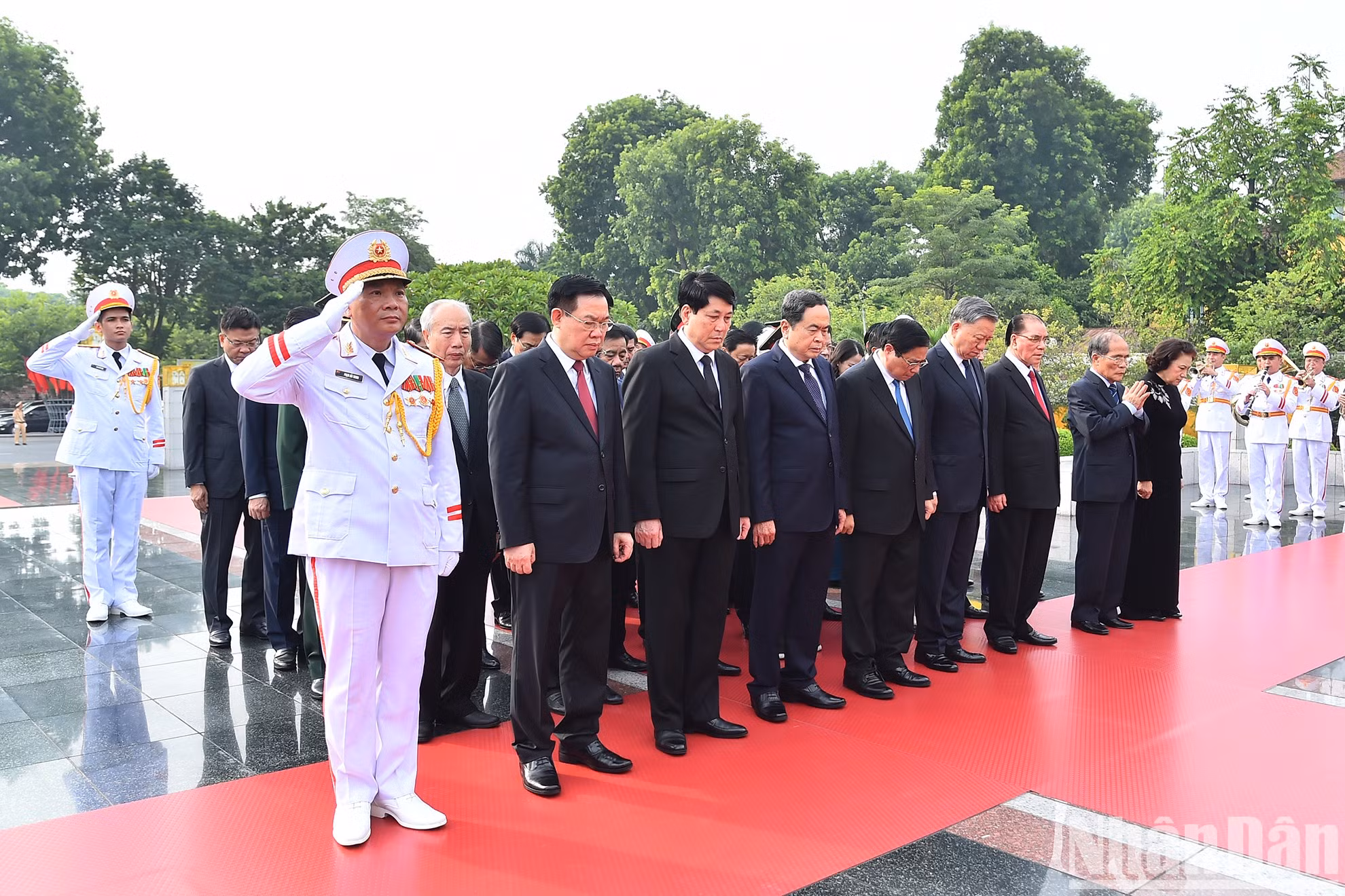 Los dirigentes y ex dirigentes del Partido y del Estado rinden homenaje a los heroicos mártires.