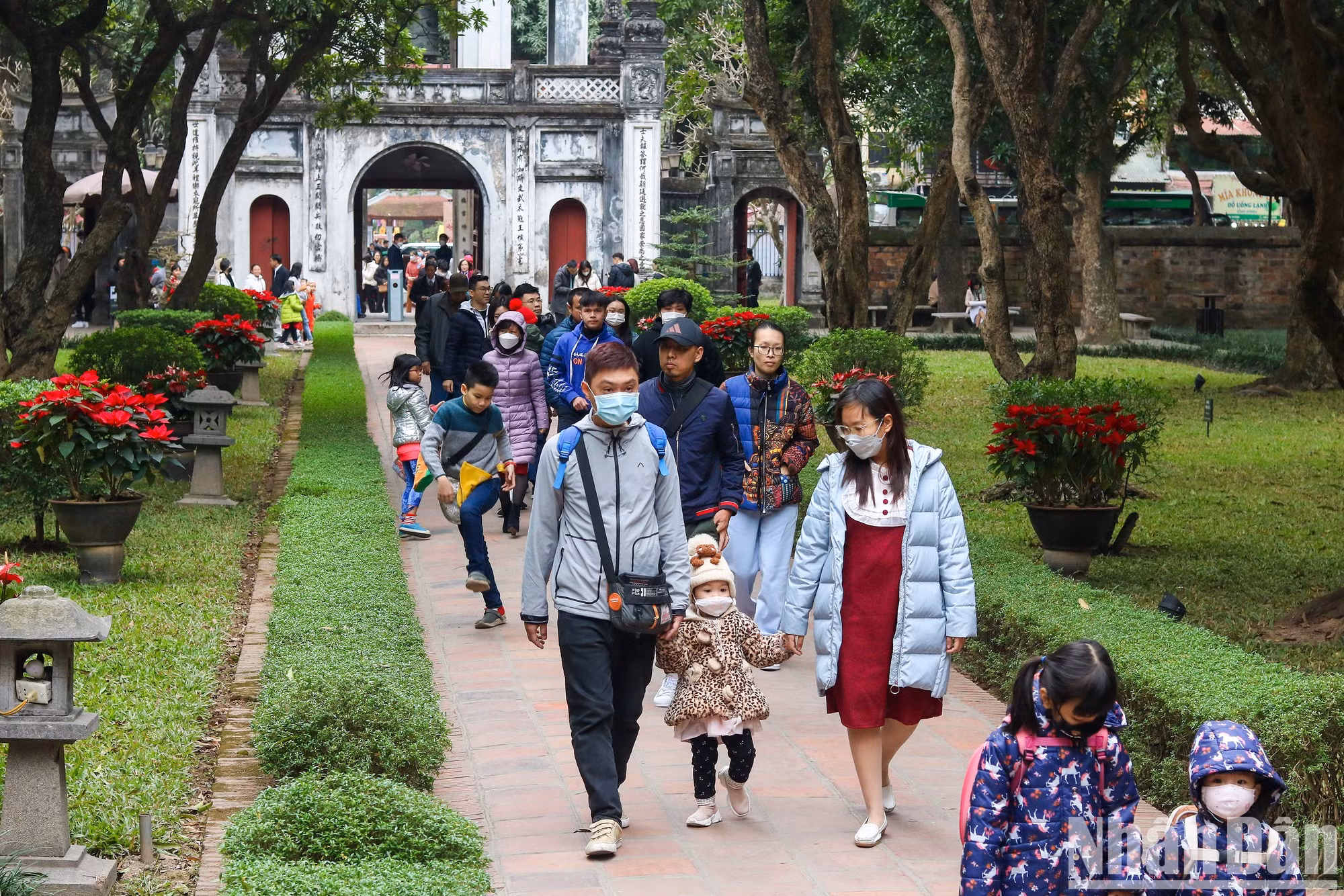 La mayoría de los visitantes son jóvenes deseosos de un nuevo año escolar con notas altas.