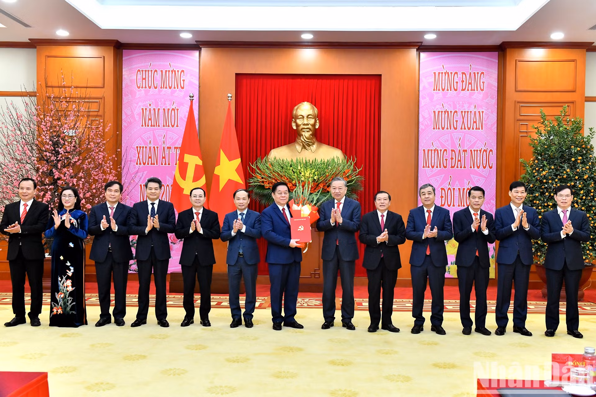 El secretario general del PCV, To Lam, entrega la Decisión sobre la fusión de las Comisiones de Comunicación y Educación y Movilización de Masas del Comité Central del PCV.