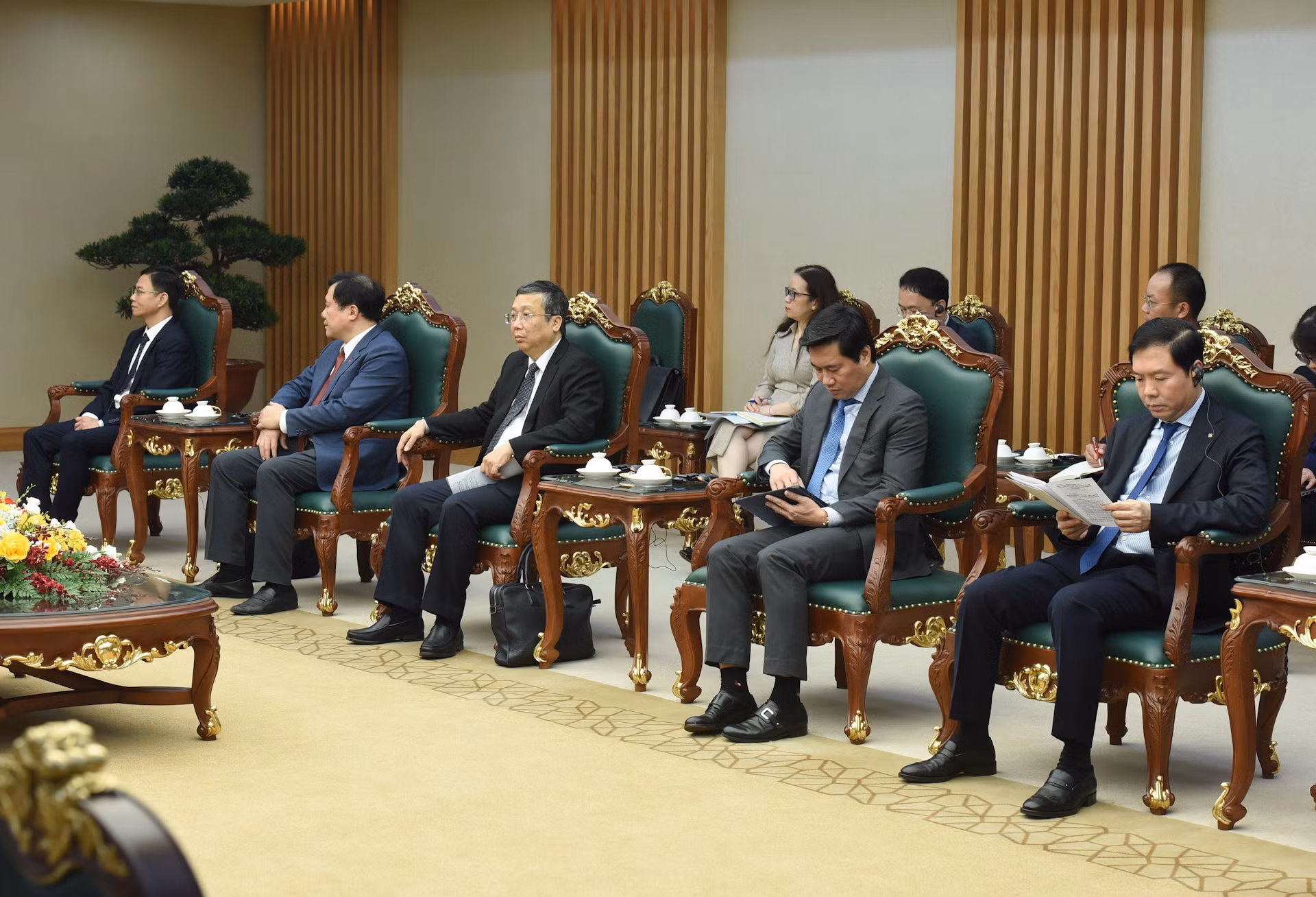 Representantes de ministerios, departamentos y sectores del Gobierno vietnamita.