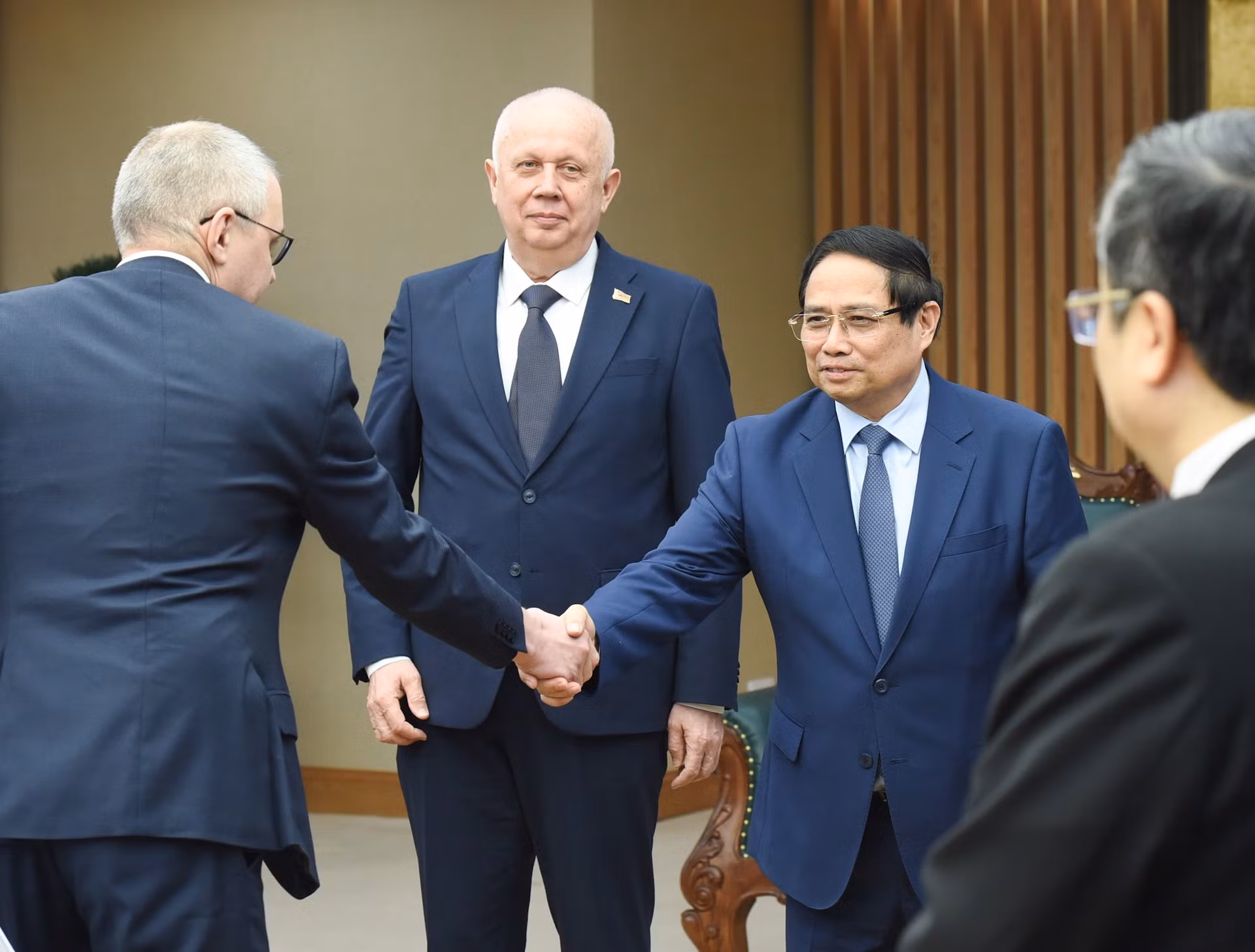 El primer ministro de Vietnam, Pham Minh Chinh y miembros que acompañan el viceprimer ministro de Belarús, Anatoly Sivak.