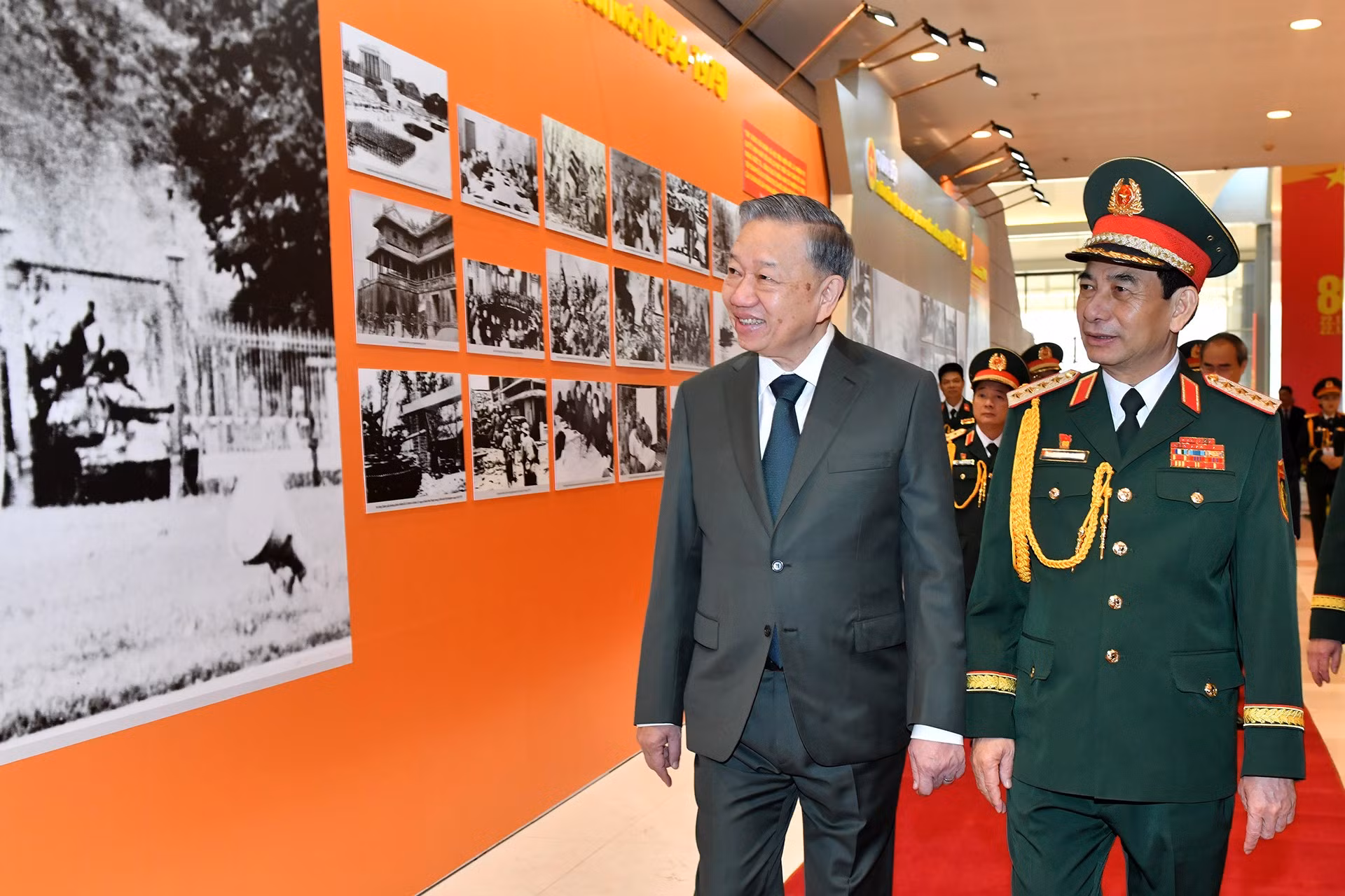El secretario general del Partido Comunista de Vietnam, To Lam, visita la exposición de los 80 años de la fundación del Ejército Popular de Vietnam.