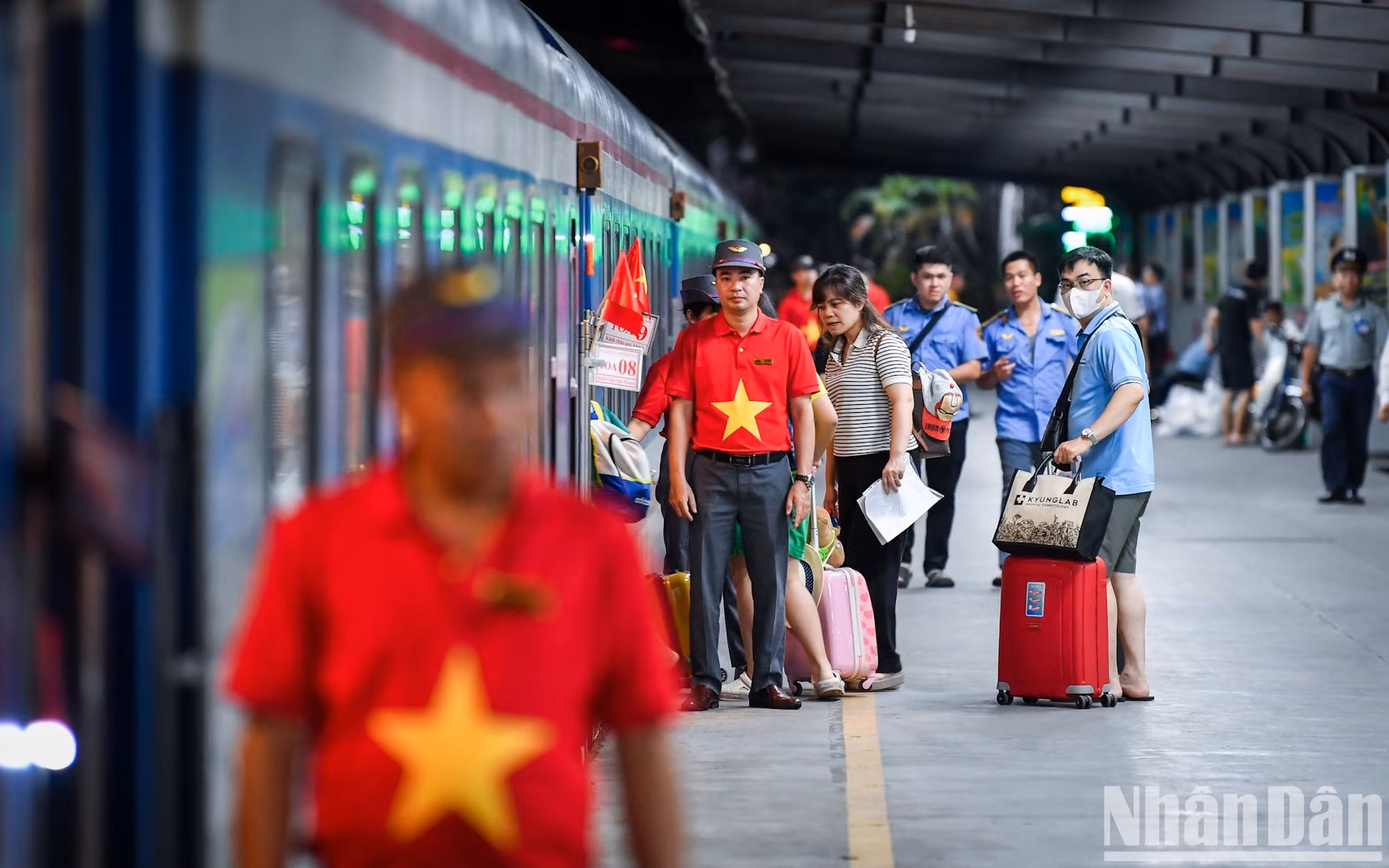 La noche del 30 de agosto, los pasajeros de los trenes SE3 y SE19, que partían de la estación de Hanói, quedaron sorprendidos al ver a todo el personal ferroviario con camisetas con una bandera roja y una estrella amarilla.