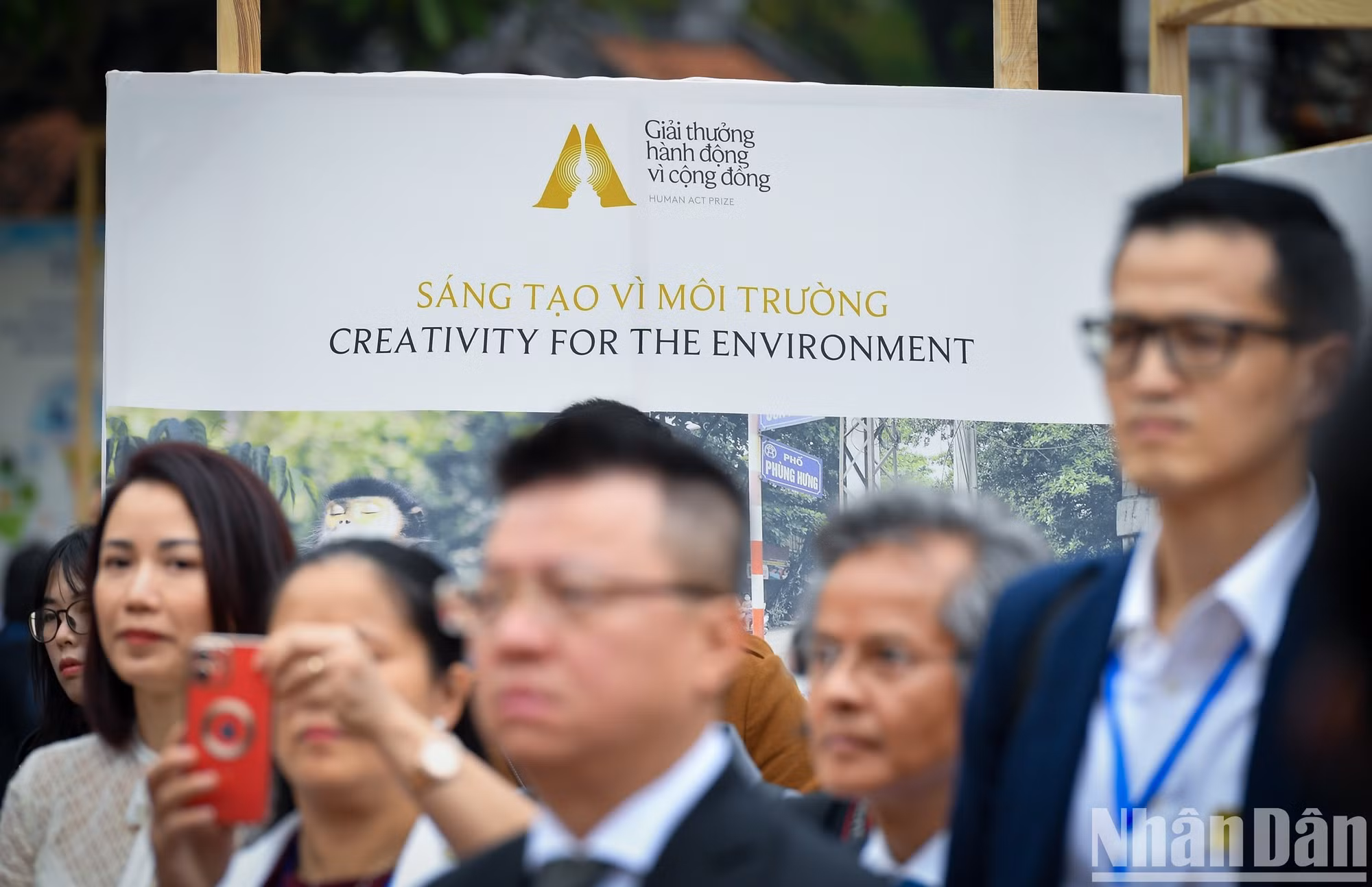 Zona expositiva “Creatividad por el medio ambiente”. Un representante del Comité Organizador señala que las iniciativas ambientales representan una gran parte del total de proyectos que participan en la edición de este año.
