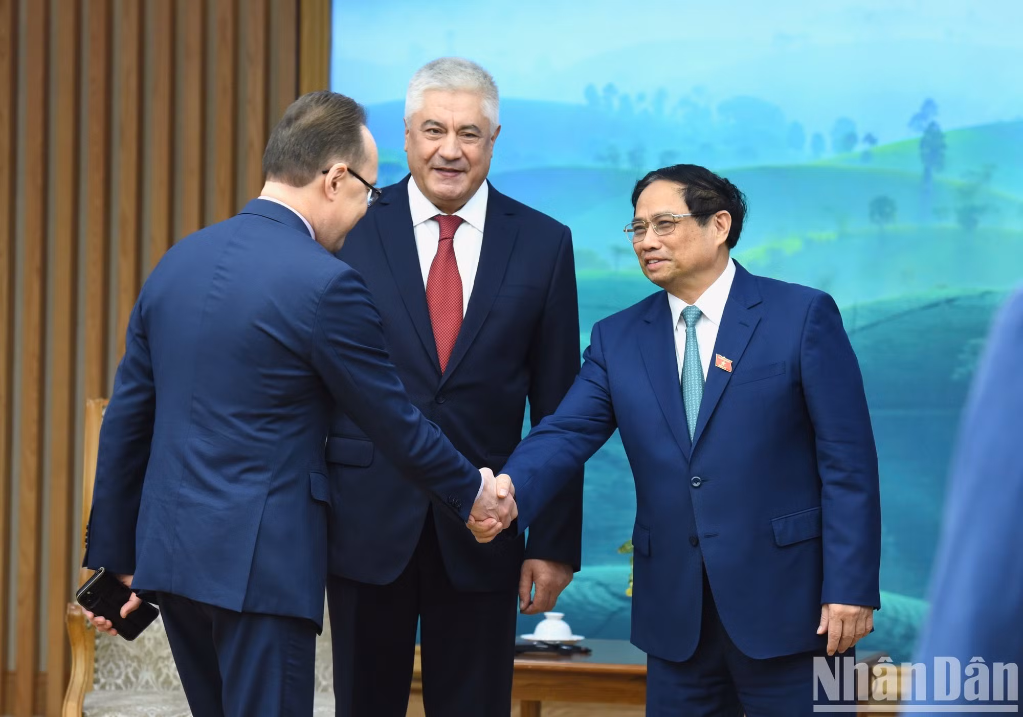 Minh Chinh da la bienvenida a los miembros de la delegación rusa.