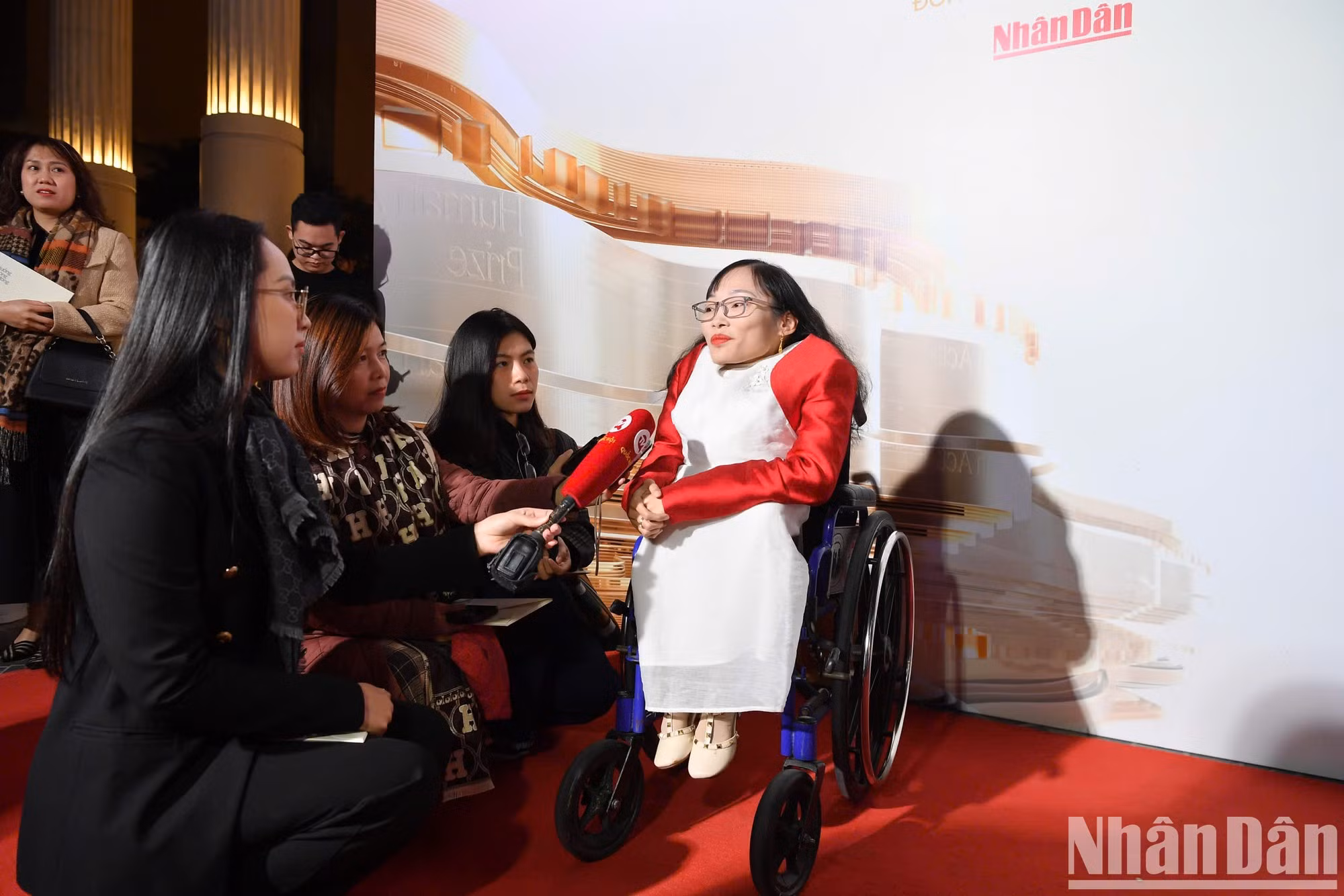 Nguyen Thi Ngoc Tam, fundadora del proyecto de Clase Ngoc Tam Thuy Tinh, en entrevistas con periodistas.