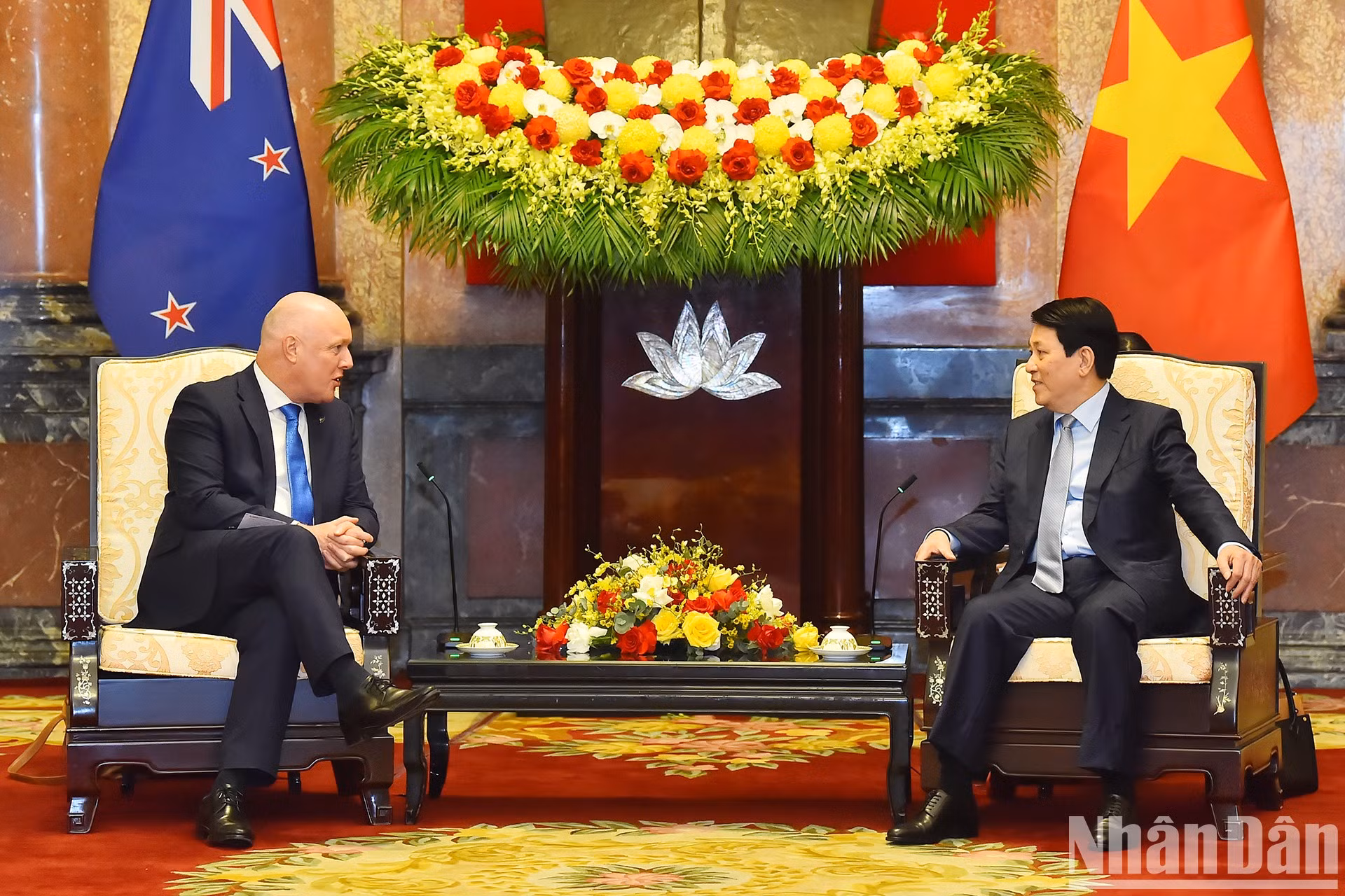 El presidente de Vietnam, Luong Cuong, recibe al primer ministro de Nueva Zelanda, Christopher Luxon.