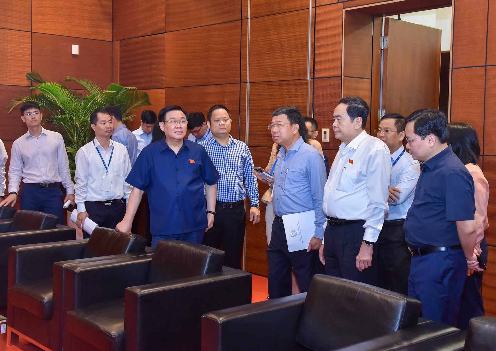 El presidente del Parlamento vietnamita, Vuong Dinh Hue, inspecciona el área de las salas de reunión. El presidente del Parlamento vietnamita, Vuong Dinh Hue, inspecciona el área de las salas de reunión.