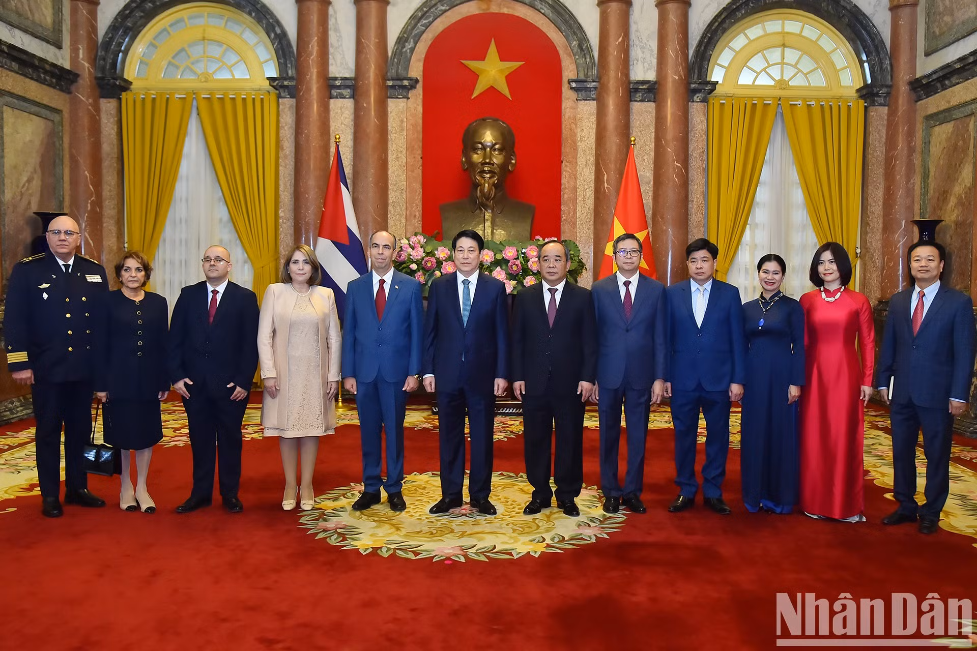 El presidente vietnamita, Luong Cuong, el embajador de Cuba en Vietnam, Rogelio Polanco Fuentes, y otros delegados en la cita.