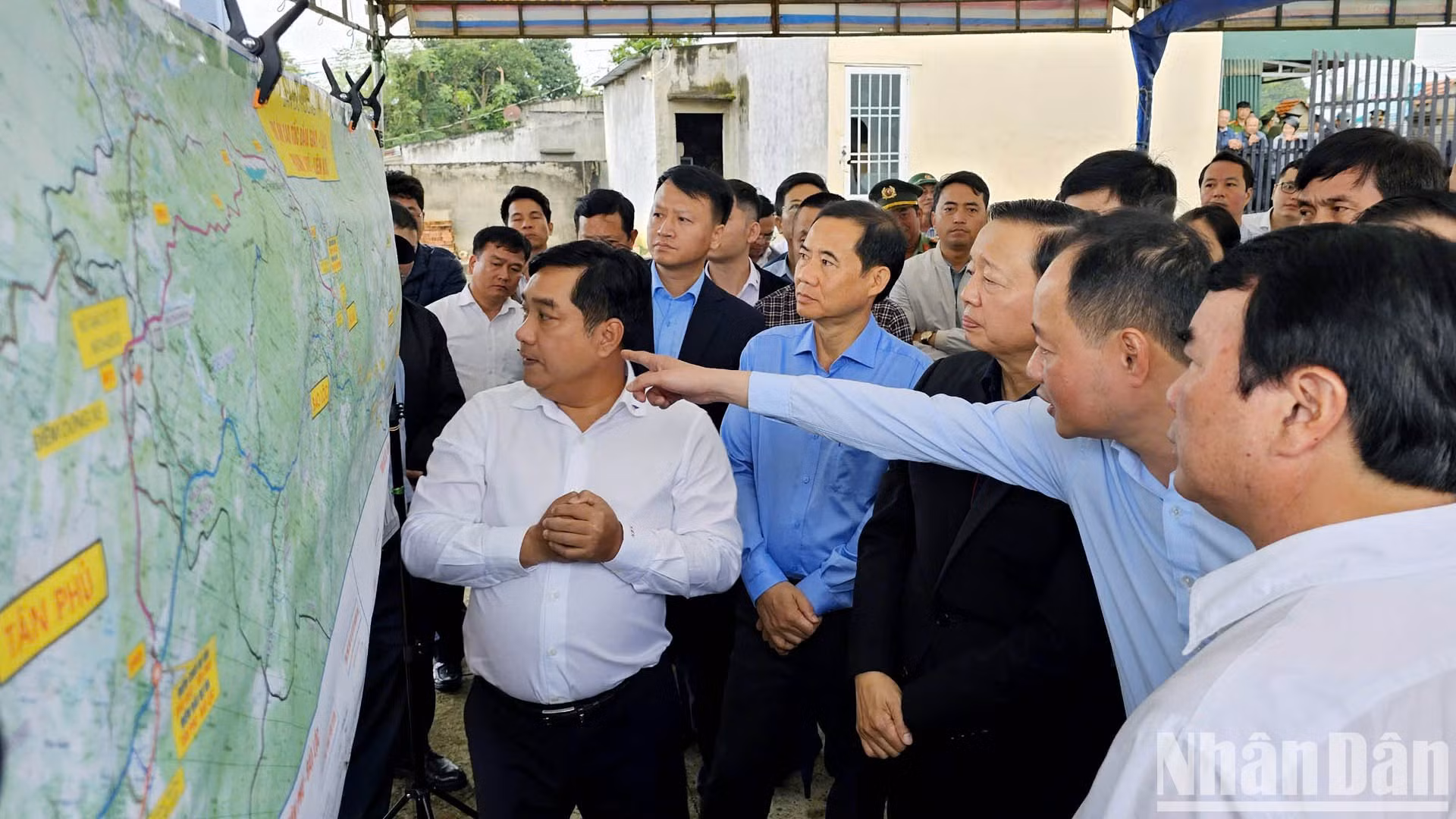 El presidente del Comité Popular de la provincia de Lam Dong, Tran Hong Thai, aporta detalles del proyecto de construcción de la autopista Bao Loc-Lien Khuong.