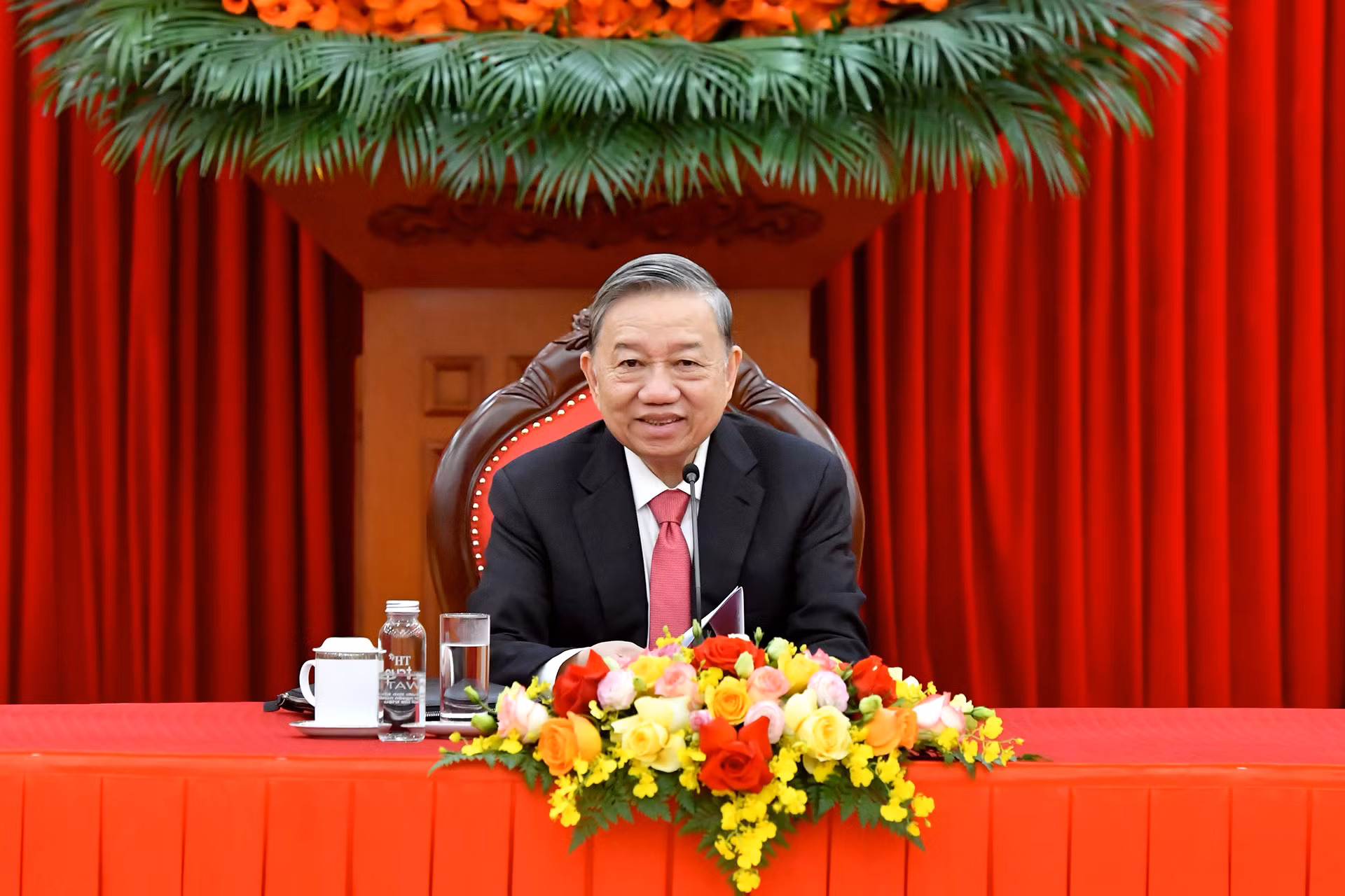 [Foto] Líder partidista vietnamita sostiene llamada telefónica con máximo dirigente chino