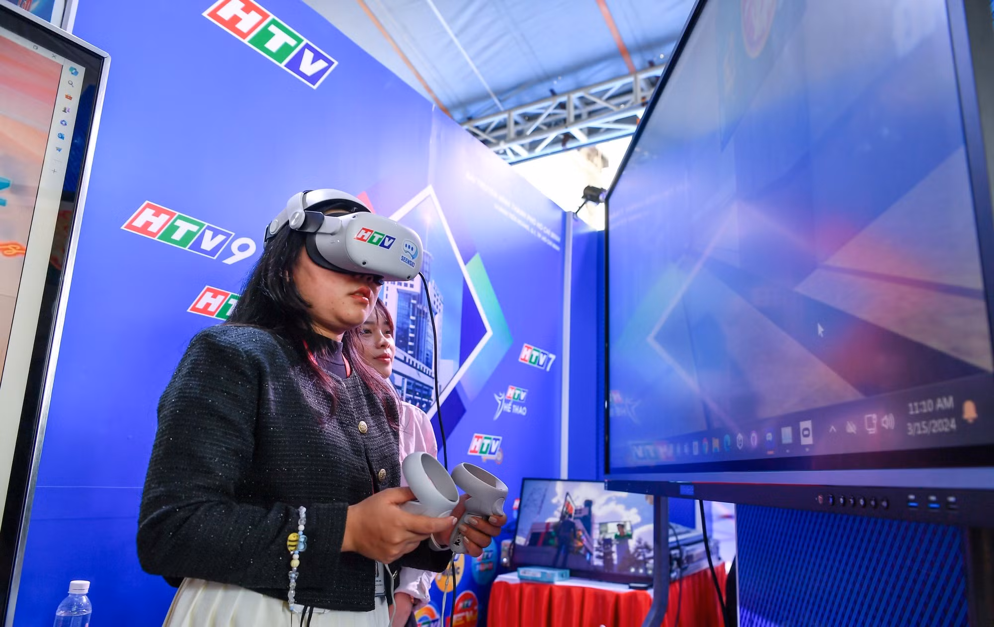 Probando tecnologías de asistencia en el pabellón de televisión de Ciudad Ho Chi Minh.