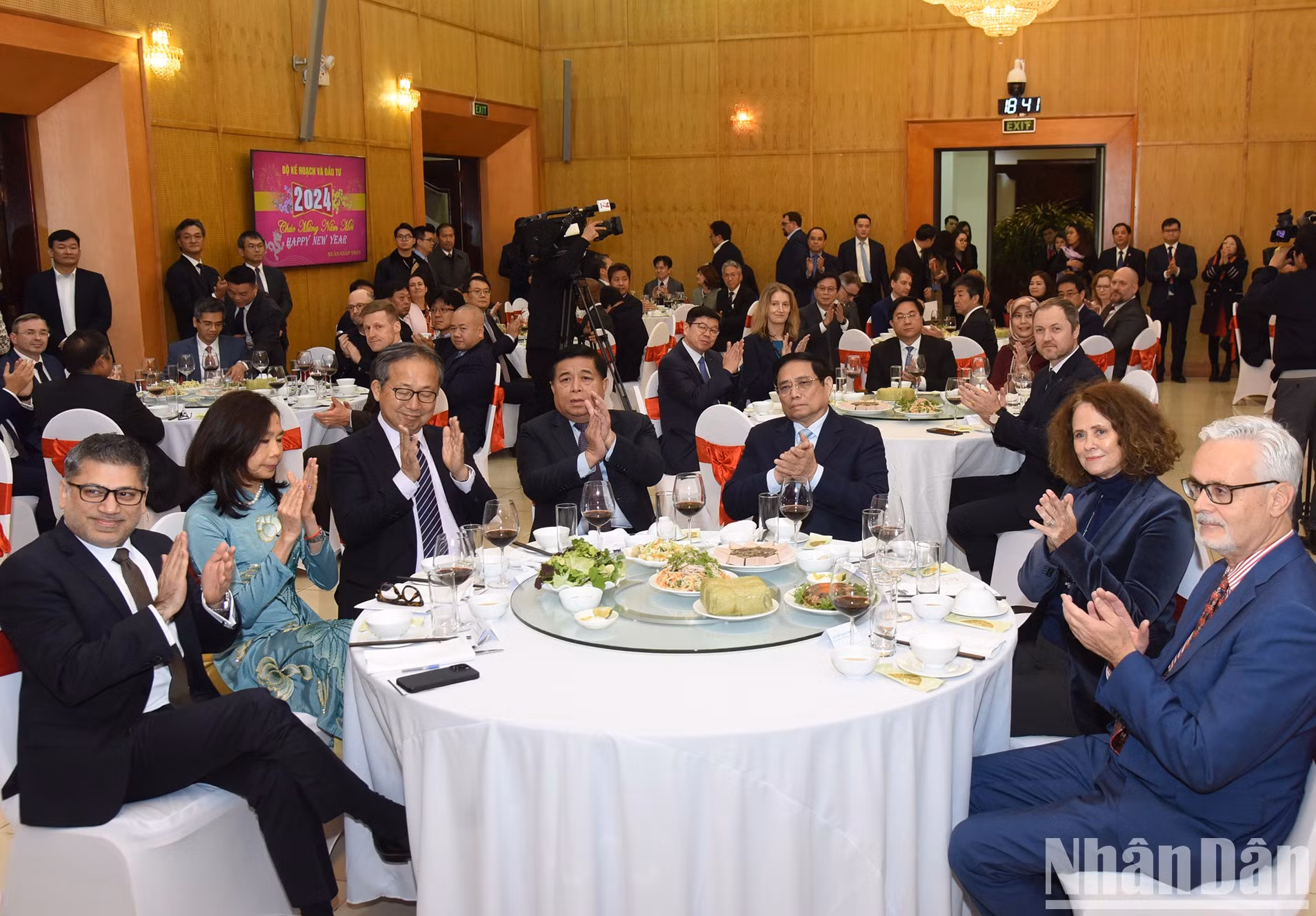 El premier vietnamita, Pham Minh Chinh, y los embajadores, encargados de negocios, representantes de las organizaciones internacionales e inversores foráneos en Vietnam en la cita.