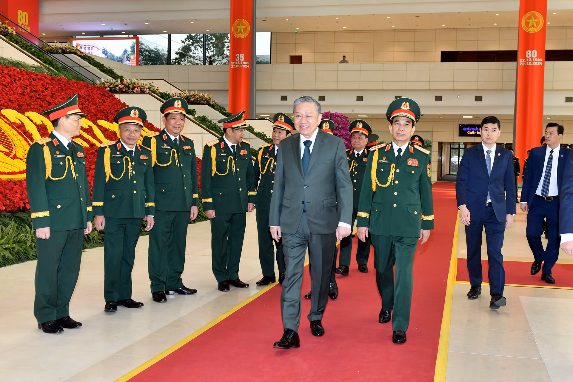 El secretario general del Partido Comunista de Vietnam, To Lam, asiste a la ceremonia.