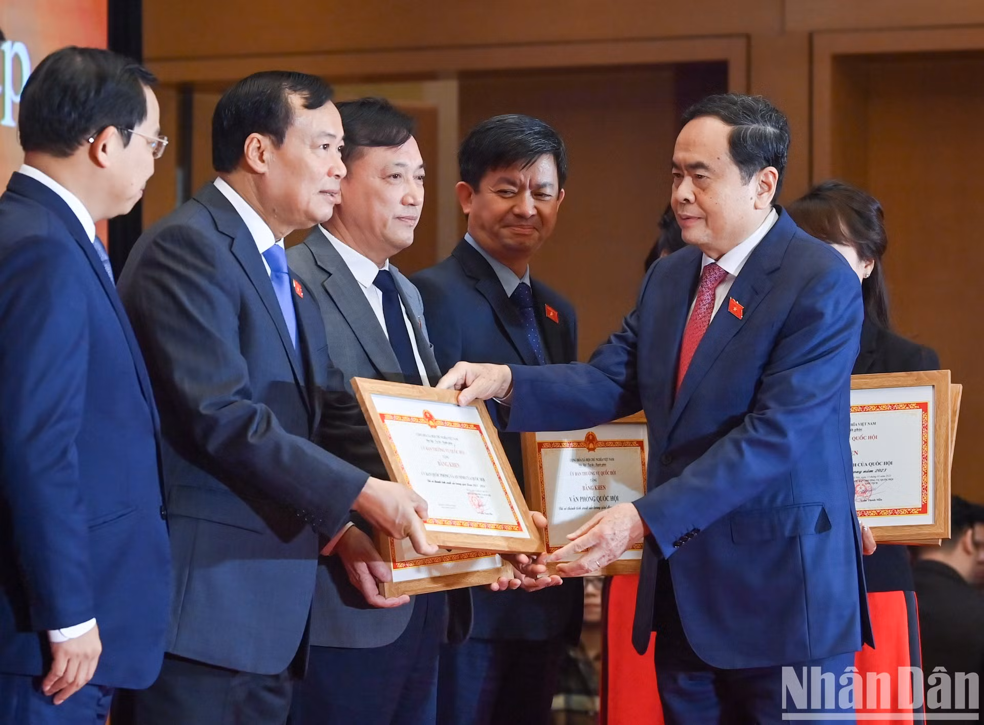El titular de la Asamblea Nacional vietnamita, Tran Thanh Man, entrega certificados de mérito del Comité Permanente a los mejores grupos.