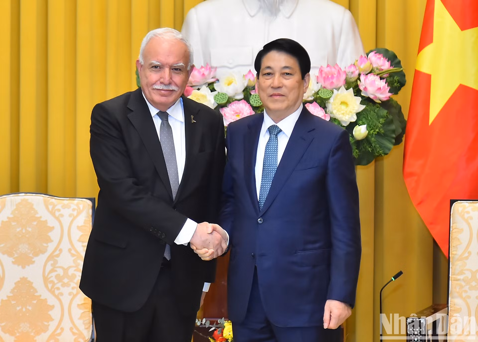 El presidente vietnamita, Luong Cuong, recibe a Riad Malki, enviado especial del presidente palestino.