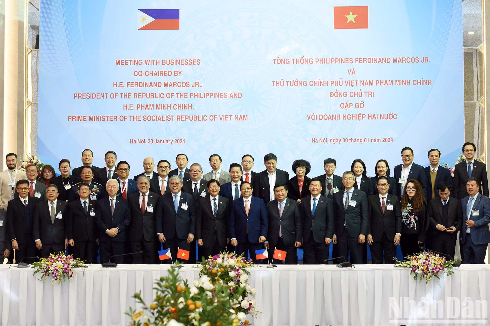 Los dos dirigentes y los representantes de las empresas de ambos países.