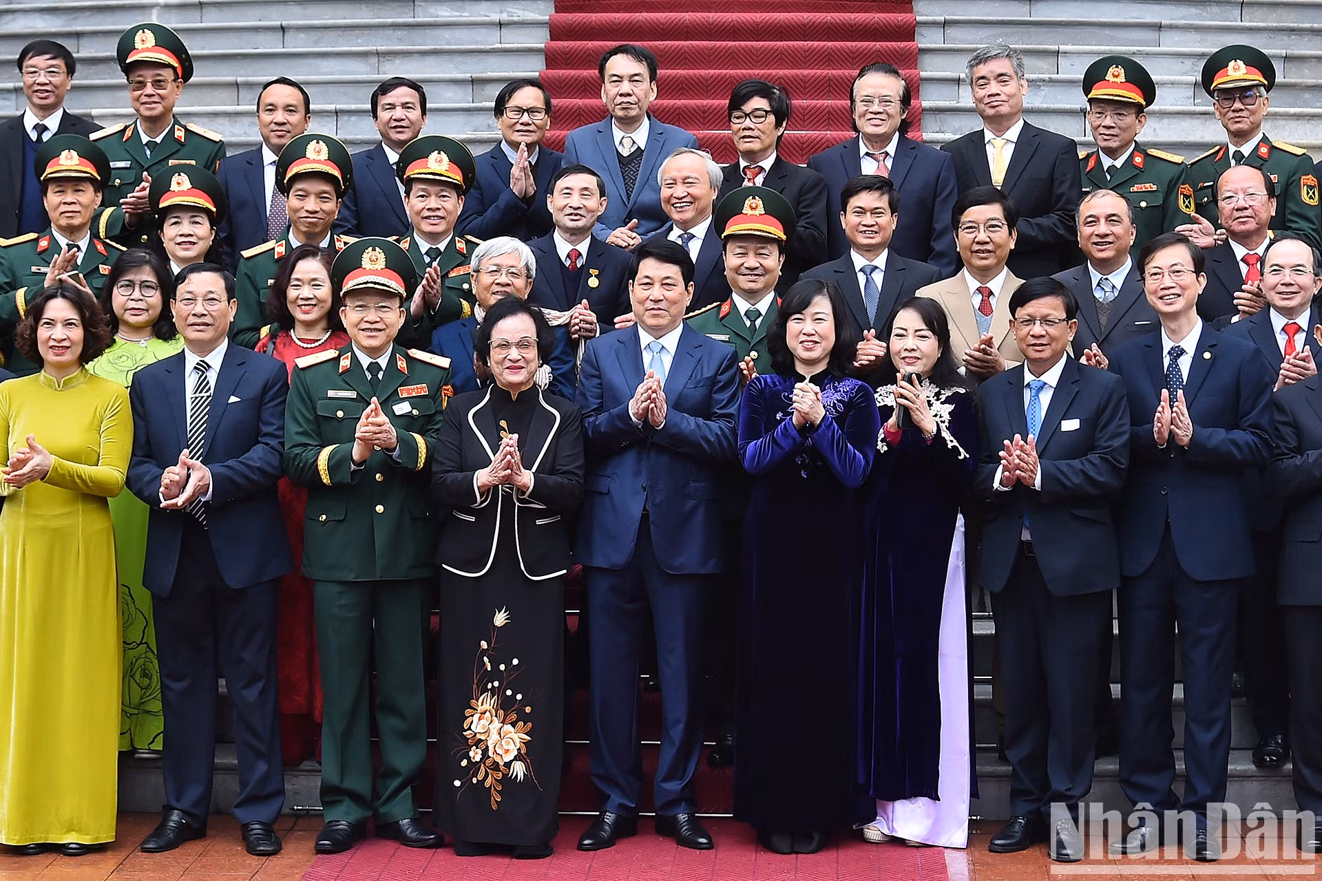 El presidente vietnamita, Luong Cuong, y los delegados e individuos distinguidos con el título de "Médico del Pueblo" en 2024.