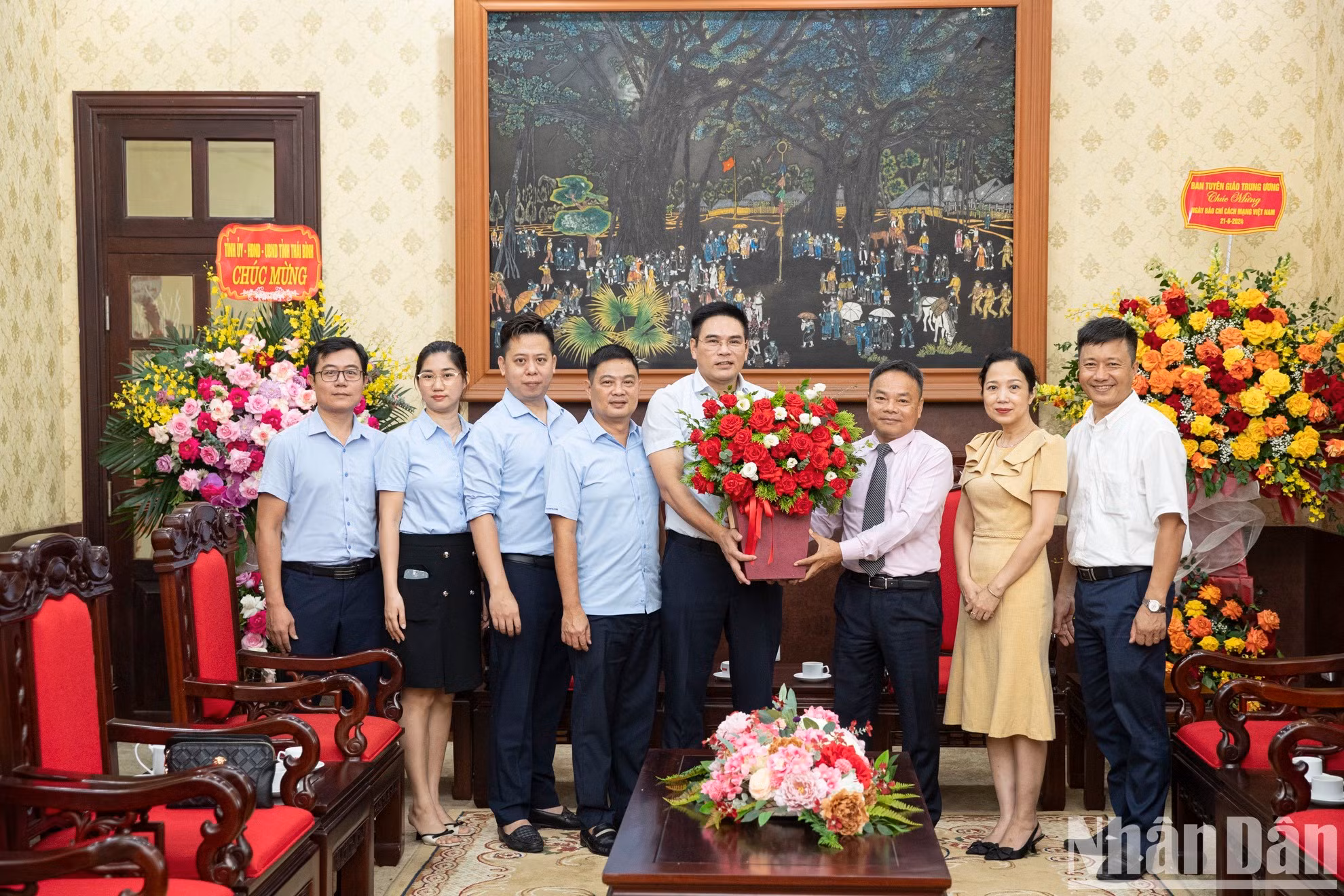 Nhu Hoan recibe una canasta de flores frescas de la Compañía de Agua Limpia de Hanói. Nhu Hoan recibe una canasta de flores frescas de la Compañía de Agua Limpia de Hanói.